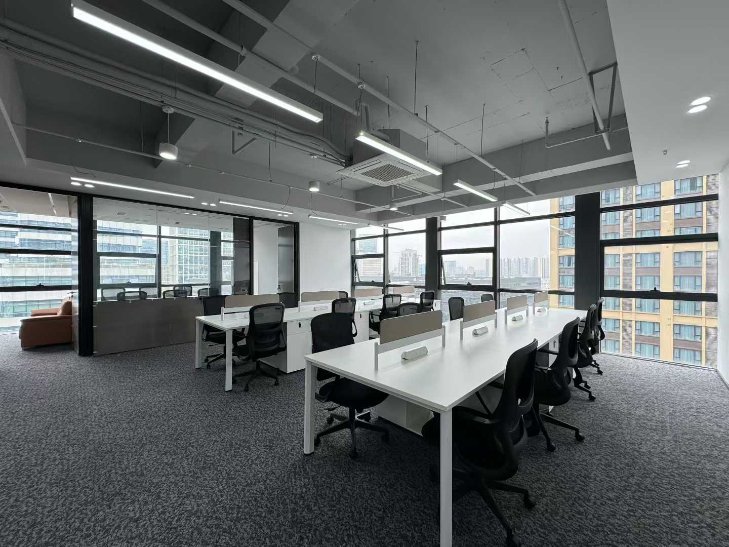 天府三街精装好房 双面采光 服务面积236平 24小时空调 含物业费 无惧加班 峰汇中心办公室出租