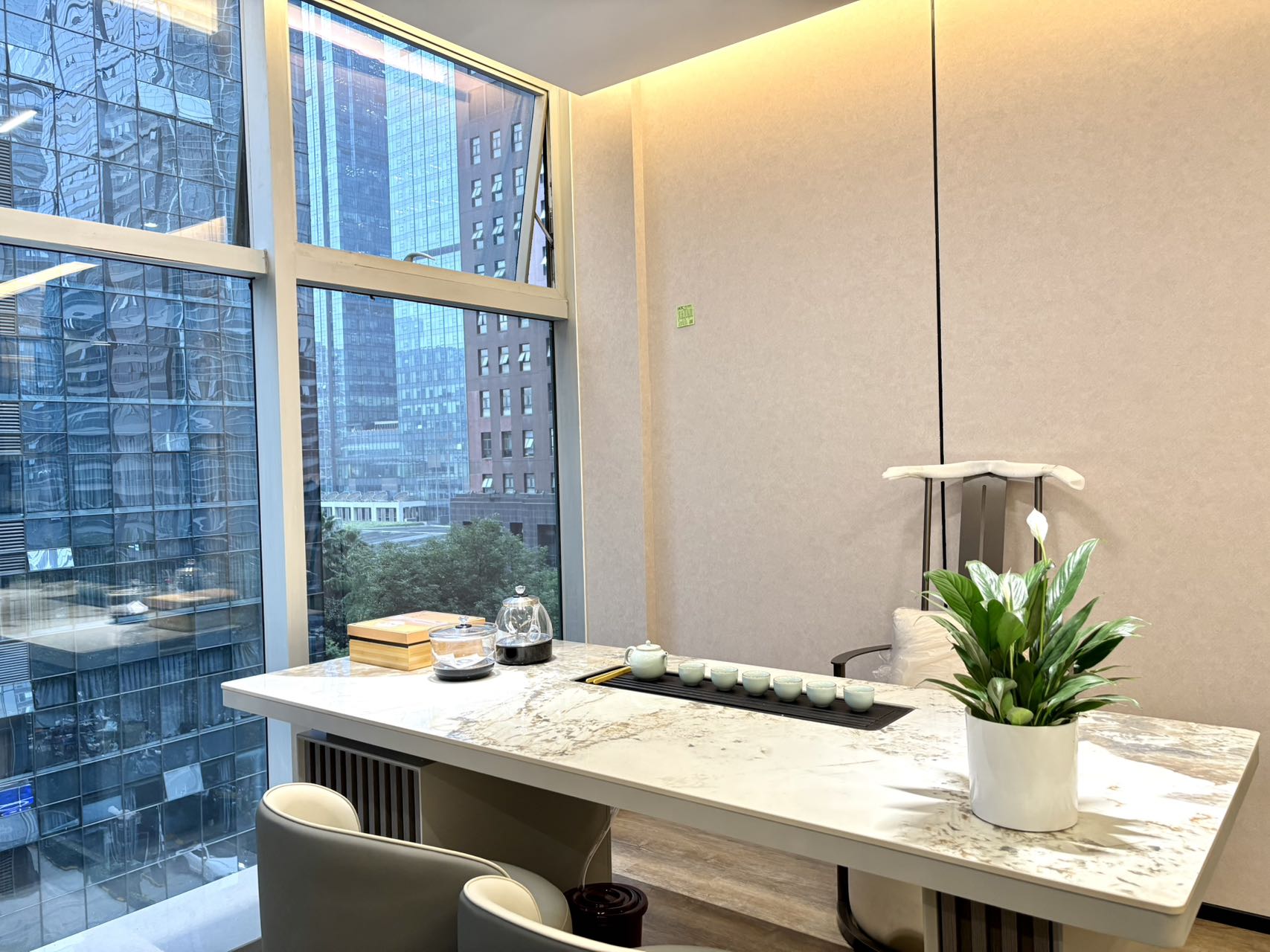 天府三街甲级精装电梯口房源 183平方 3隔间16工位 户型方正 接待装修风格 香年广场办公室出租