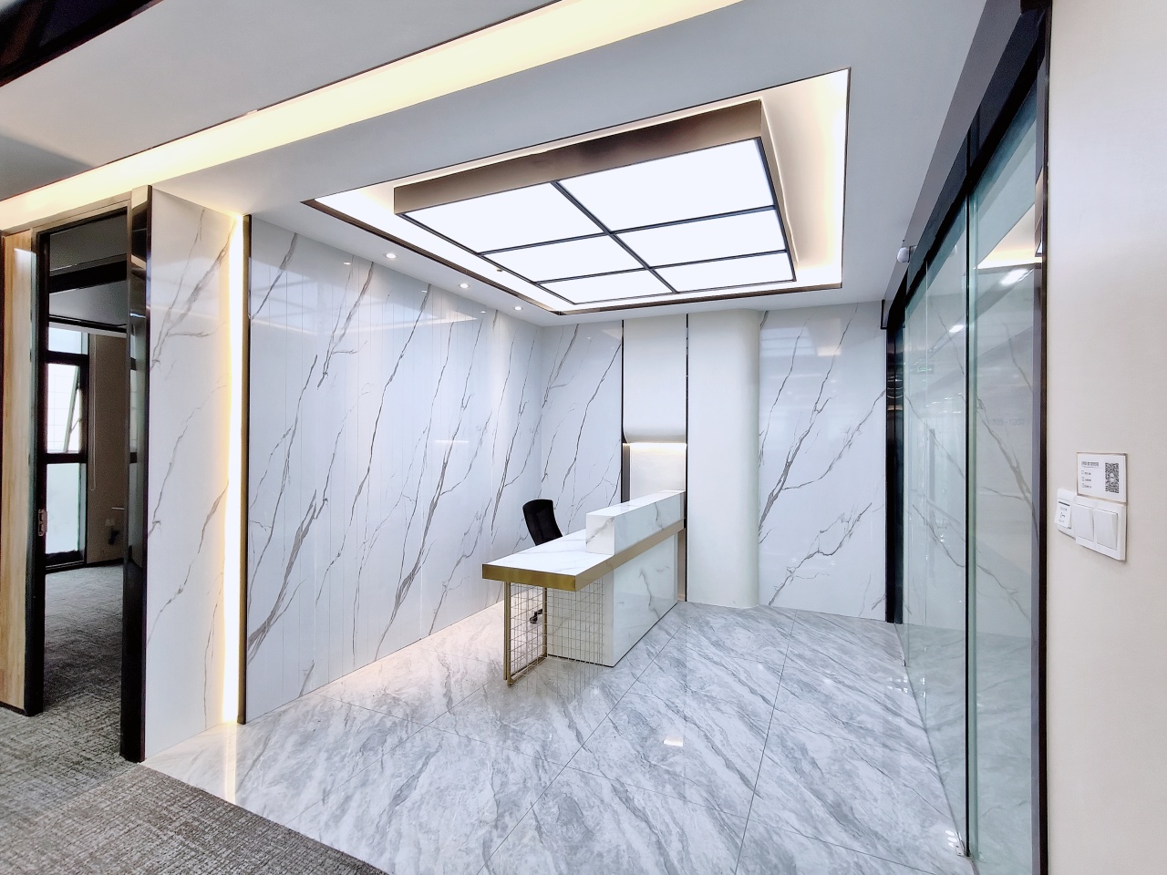 西门青羊区 成都西站地铁口 323平方 6隔间40工位带会议室 双面采光 24小时空调 安格斯恒通办公室出租