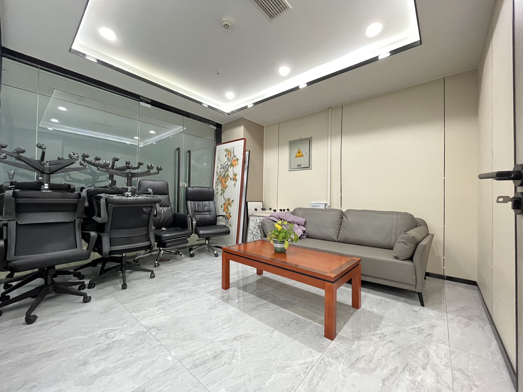 5号线骑龙地铁 套租含物业费 2隔间12工位 视野巴适 稀缺房源 欢迎咨询 美行中心办公室出租