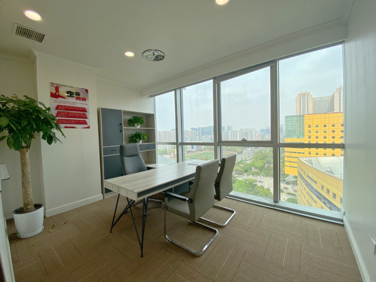 高新地铁三四百米 164平 3隔间15工位 按套含物业 近火车南站 性价比高 中航城市广场办公室出租