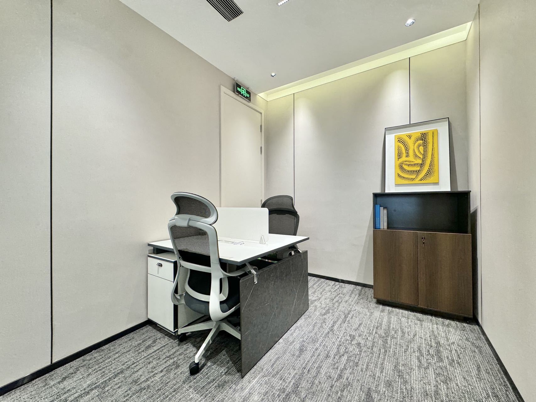 市中心东门大桥地铁口 套租 5隔间24工位 电梯口旁边 装修新颖 采光视野好 时代1/8号办公室出租