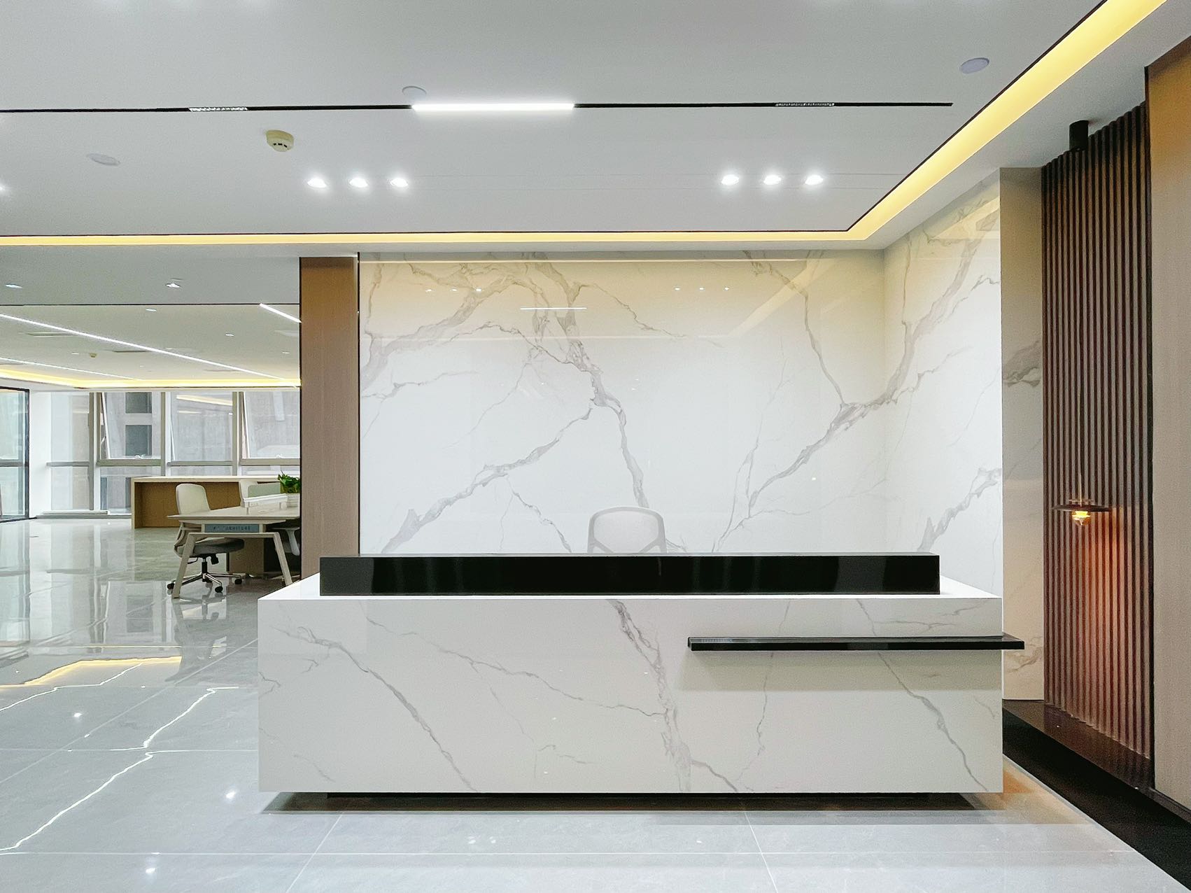 金融城电梯口精装户型 24小时空调 服务面积468平 8隔间32工位 带家具 大落地窗 誉峰国际办公室出租|高新区写字楼|高新区办公室|租小团