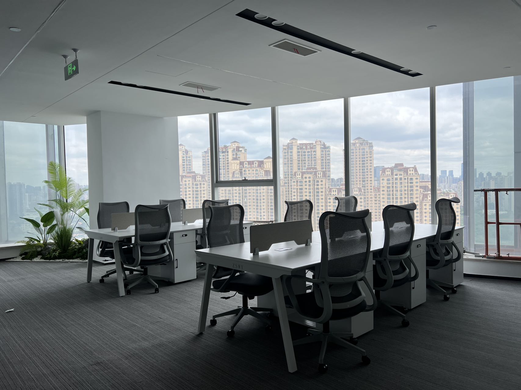 南边金融城三期 6号线金石路地铁三百米 服务面积217平 3隔间16工位 整层打造 精装带家具 中加国际办公室出租