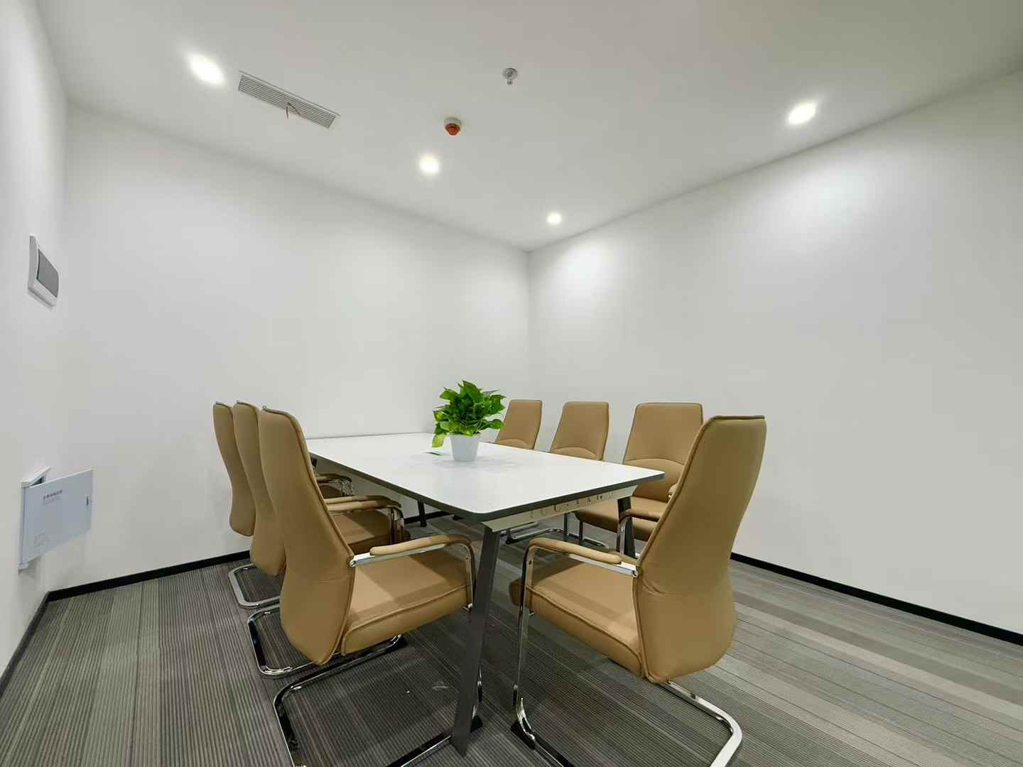 中和6号线张家寺地铁口 302平方 双面采光 5隔间工位 地铁口无加时费 香榭国际办公室出租