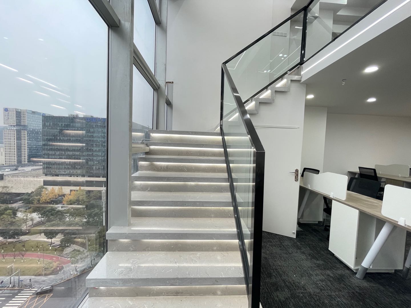 天府三街跃层纯写户型 物业费便宜 建筑140平 实得280平 3隔间50工位 福年广场办公室出租