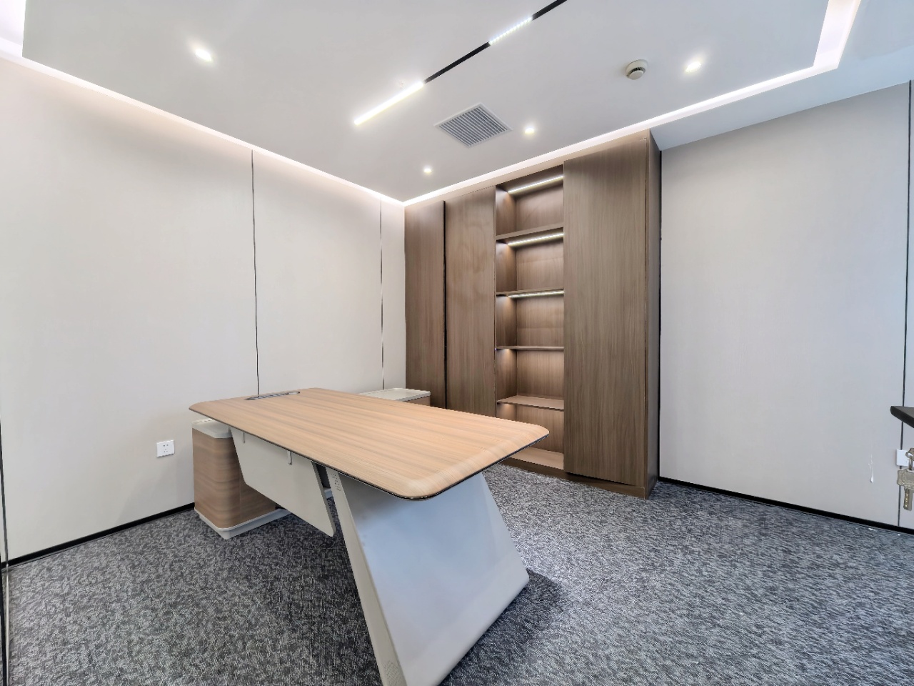 天府三街甲级楼盘稀缺小面积 2隔间12工位 特价7888元含物业费出租 带家具 香年广场办公室出租