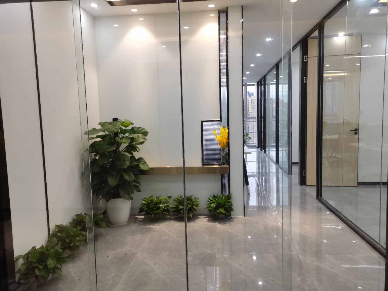 成华区双店路地铁口奥园国际中心100平精装办公室带家具 含物业