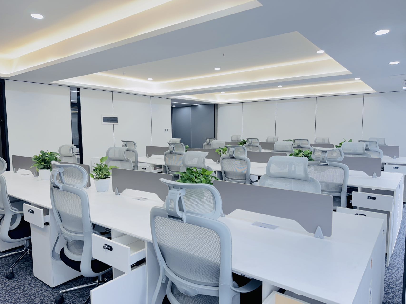 3号线红牌楼广场322.9平方 电梯口 大气前台 5隔间26工位 24小时空调随开随用 鼎冠中心办公室出租