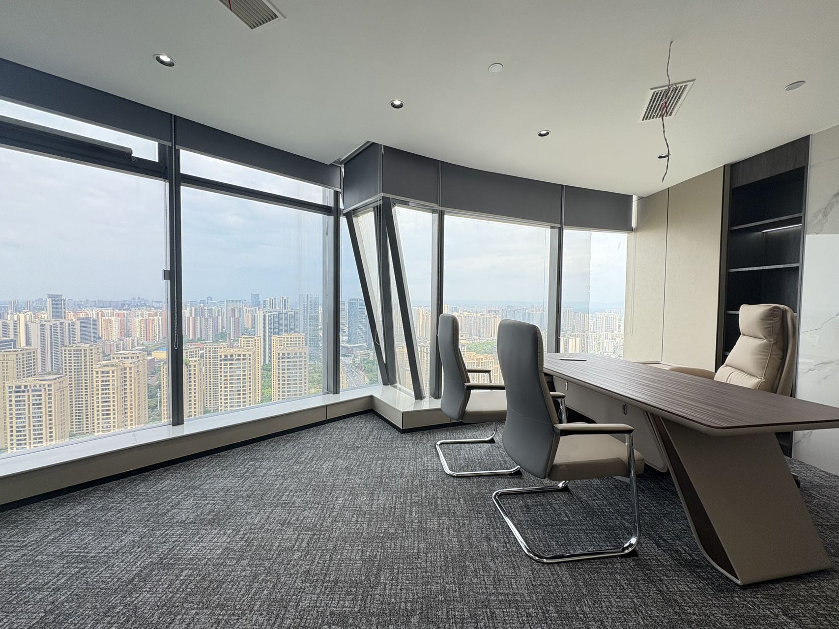 成华区杉板桥地铁 211平方 3隔间24工位 高区视野无遮挡 采光面大 多弗国际办公室出租