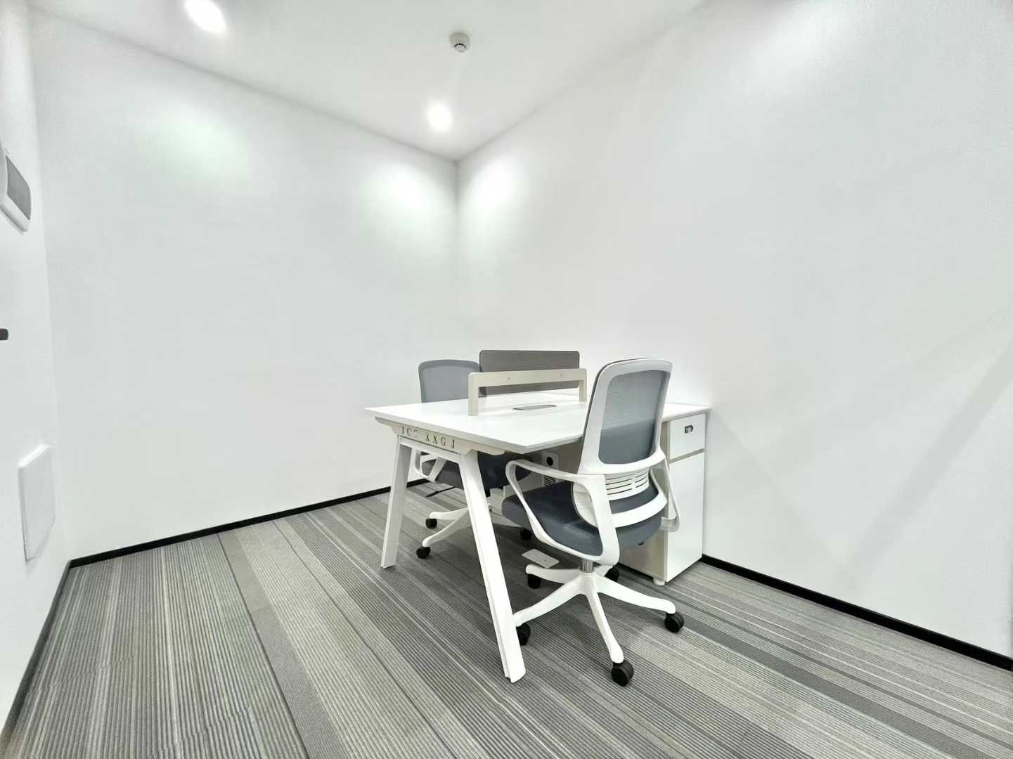 高新6号线张家寺地铁口 整栋打造 电梯口昭示性好 2隔间18工位 24小时空调 落地玻璃 香榭国际办公室 价格可谈