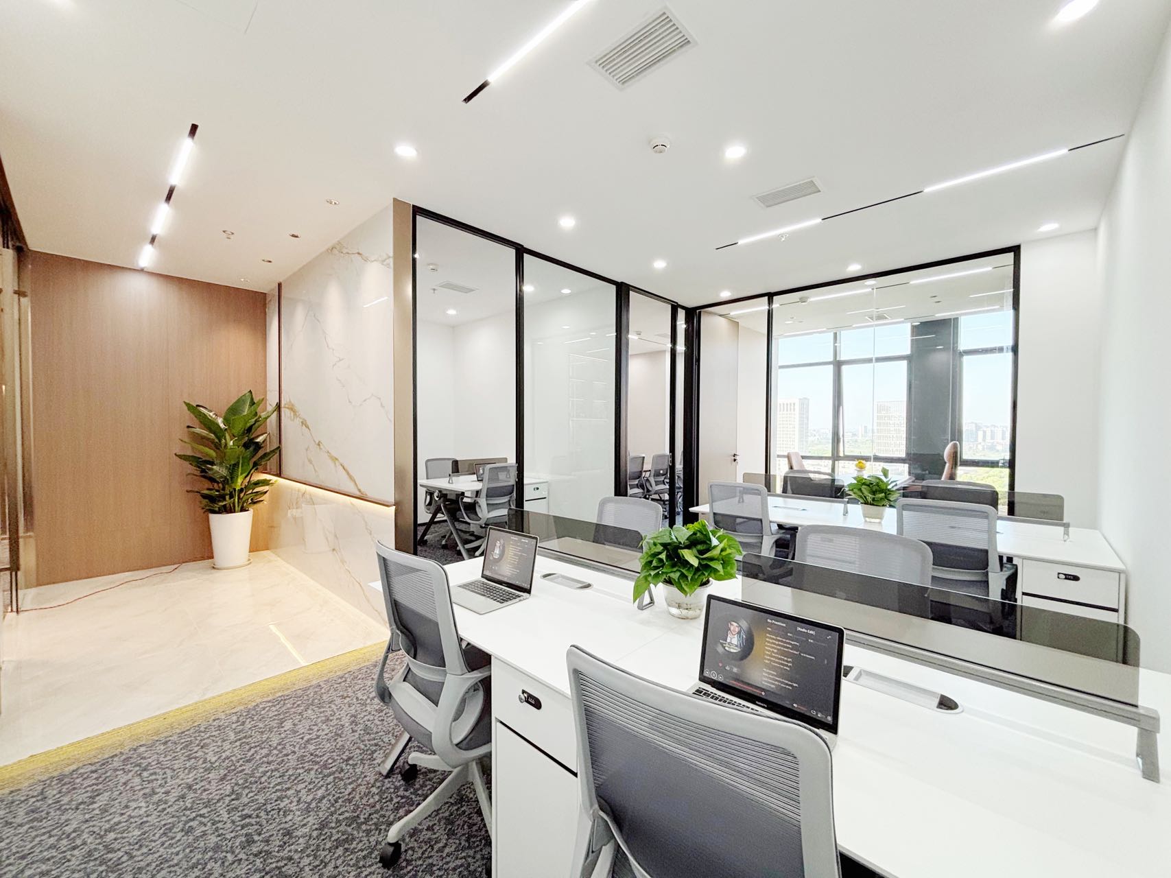 剑南大道5号线二江寺地铁三四百米 服务面积127平 3隔间8工位 精装带家具 整层打造 蜀道云上城办公室出租