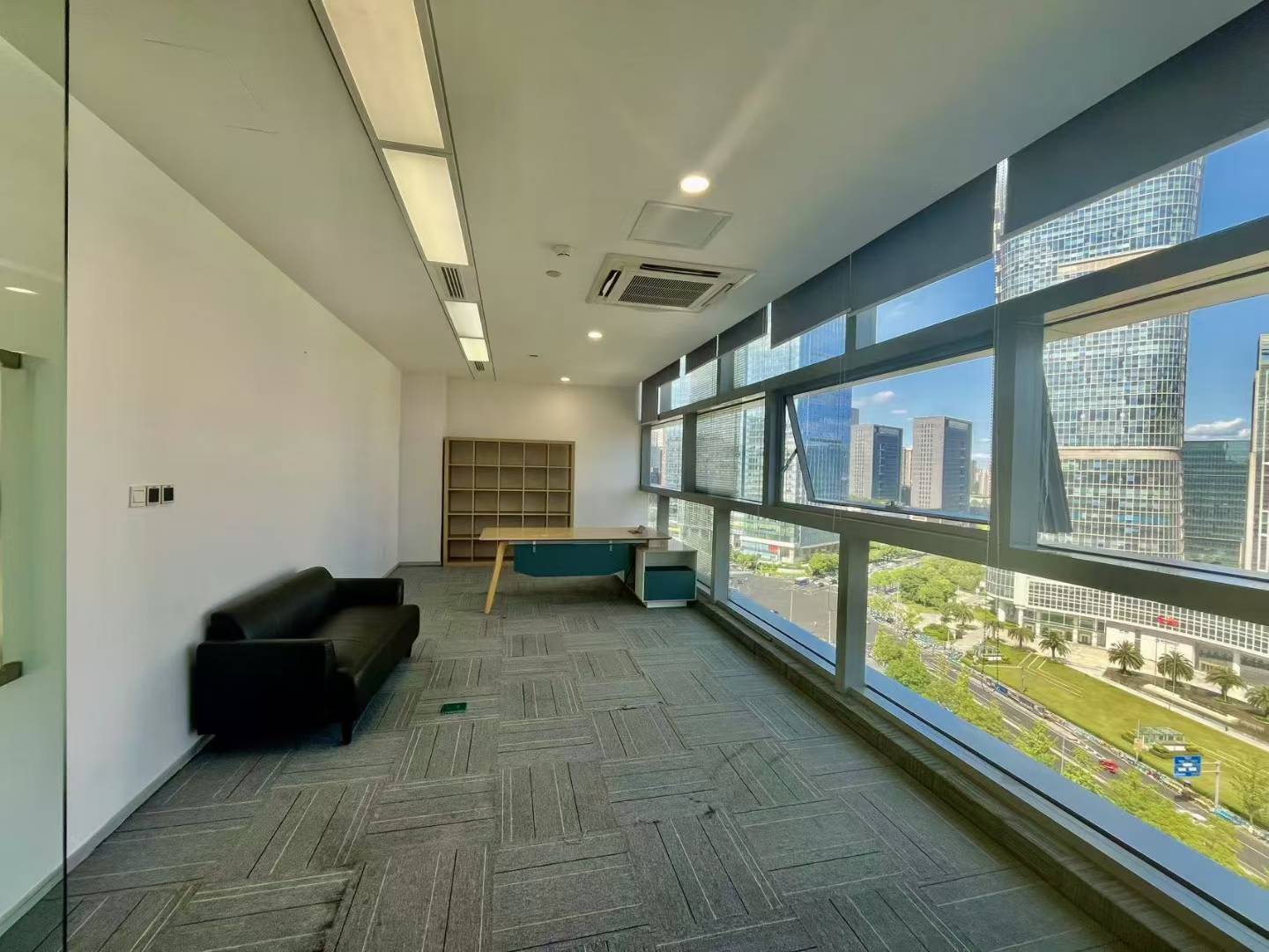 阿里中心现房出租大面积出租 1000平 10隔间90工位 采光面大 适合员工多的企业  开发商自持大小面积均有