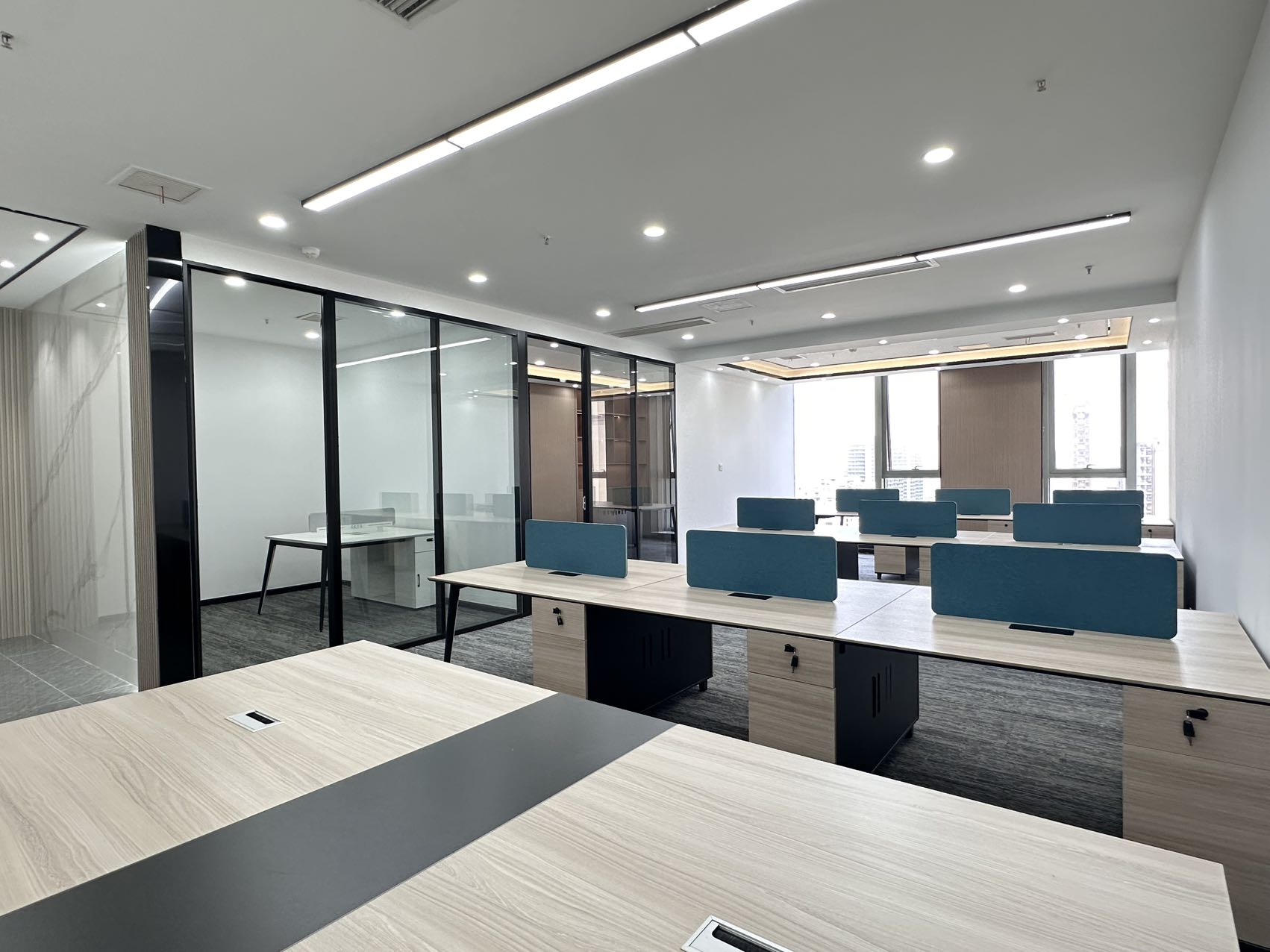 成华区前锋路 李家沱位置 135平方 2-3隔间16-20工位 高区精装带家具 协信中心办公室出租