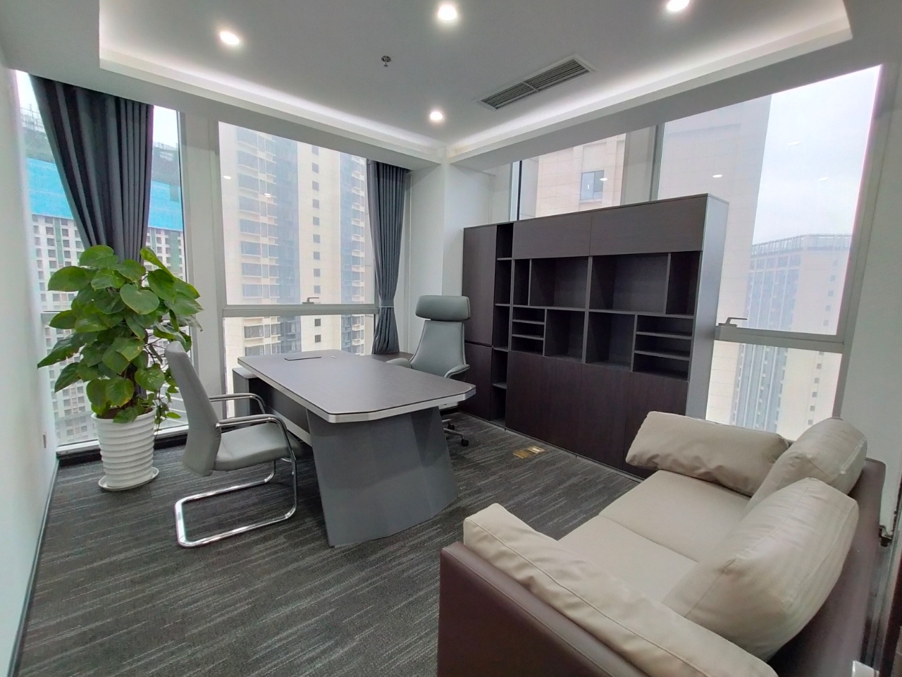 龙泉超甲级百悦国际写字楼 305平 6隔间31工位精装带家具现房 4米层高