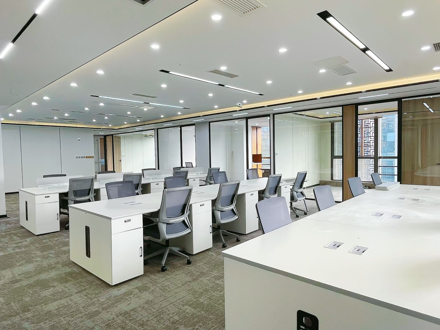 世纪城蜀都二级精装好房 6隔间1会议室40工位 带阳台 电梯口 通上下水 蜀都中心办公室出租