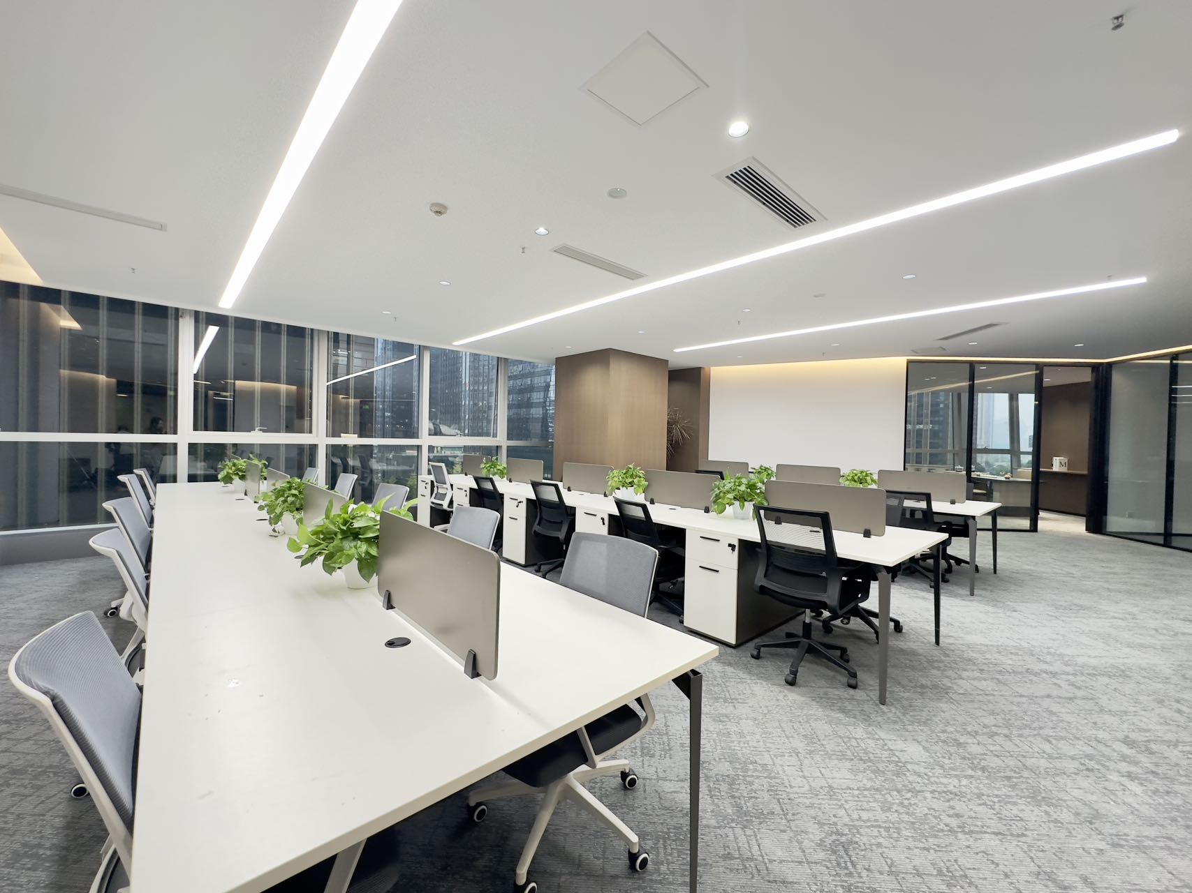 天府三街甲级写字楼 品质艺术装修 364平 5隔间40工位三面采光 3.5w含物业 价格可谈 希顿国际办公室出租