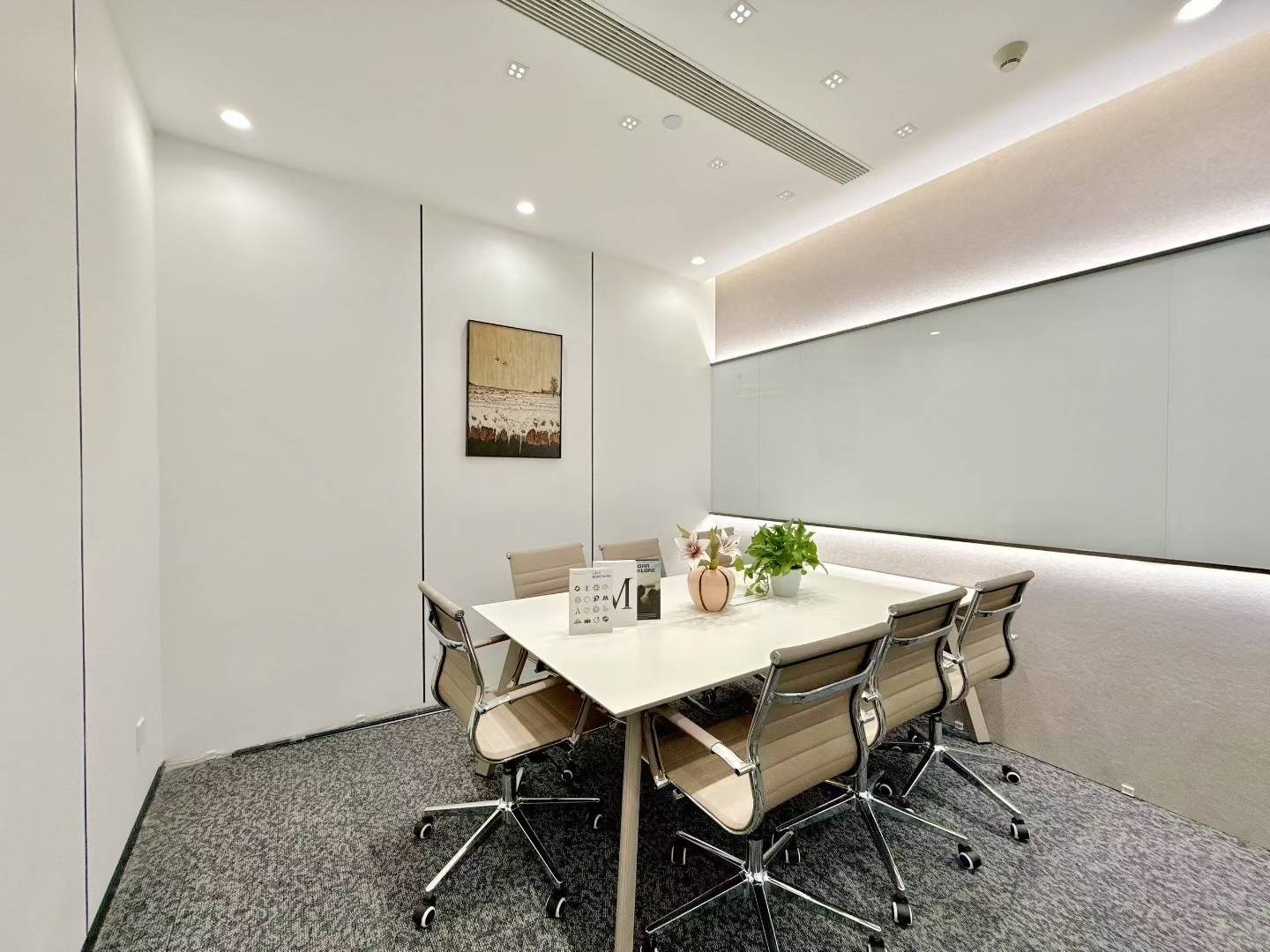 高新区世纪城地铁口 精装小面积 3隔间8-10工位 报价含物业费 大气老板间 东方希望天祥办公室出租