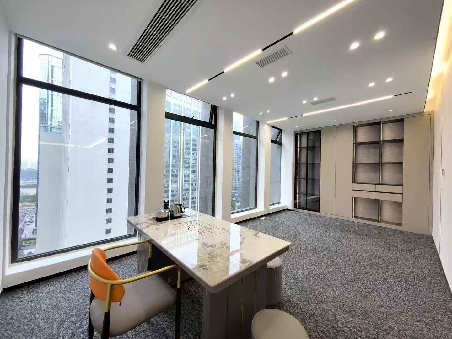 天府三街地铁口无加时费楼盘 197平 5隔间18工位 带会议室 报价含物费带家具 新希望国际办公室出租