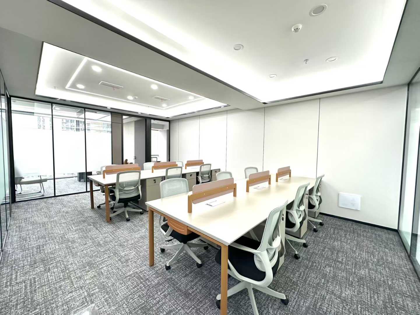 孵化园地铁口带24小时空调 物业含能耗 139平 3隔间12工位 视野开阔 带家具 嘉润国金中心办公室出租