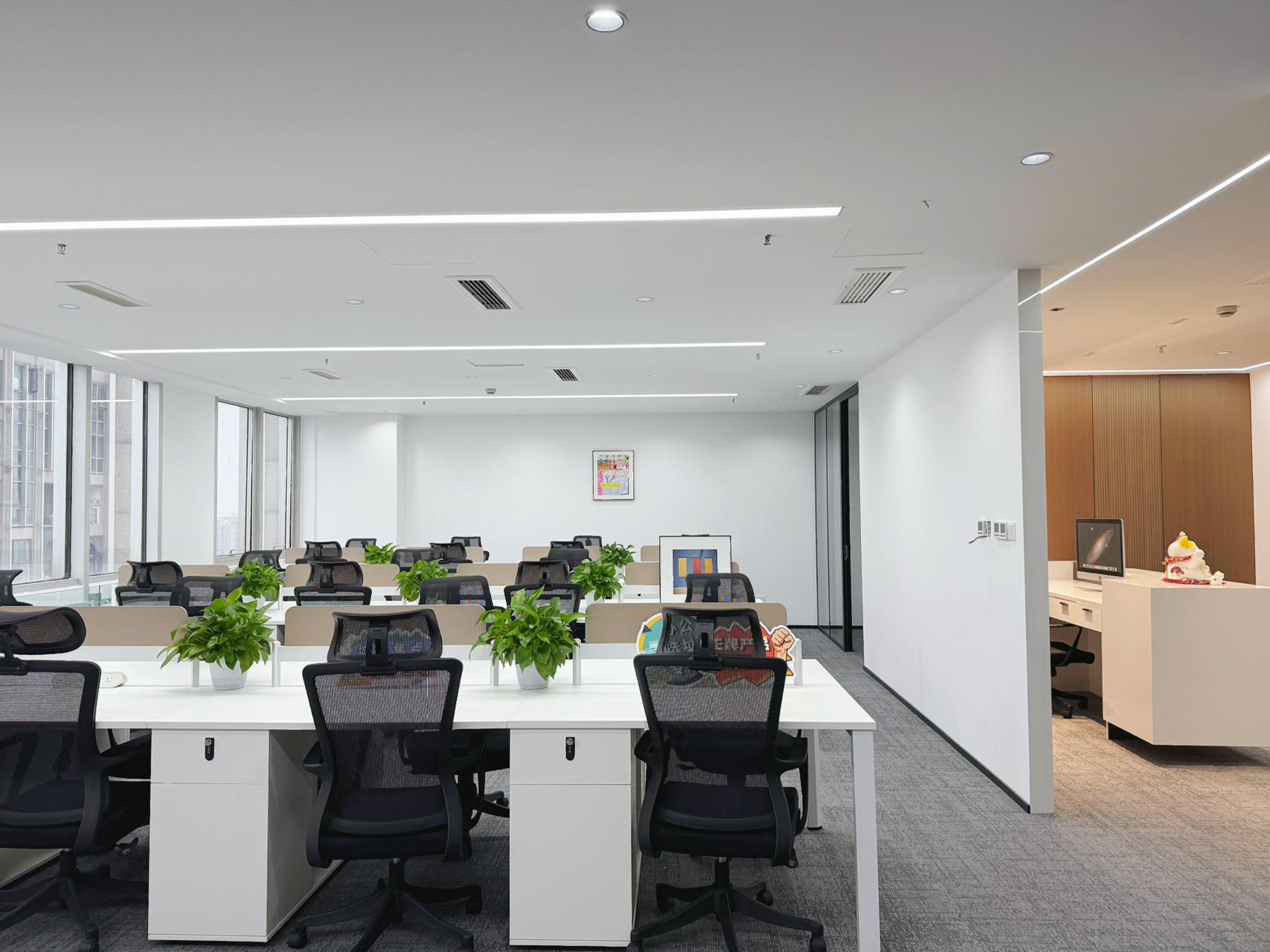 牛市口地铁几百米  按套出租 4隔间30工位 正对电梯口 带阳台 双面采光 摩根中心办公室出租