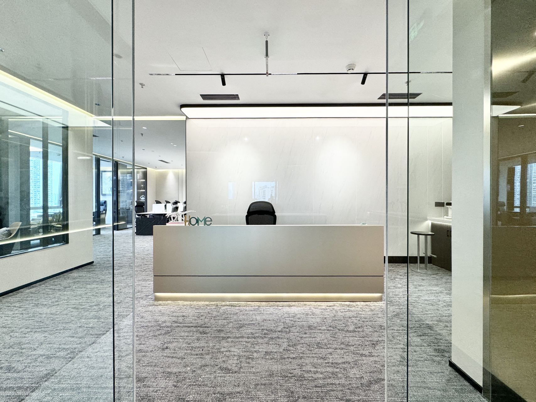 市中心东门大桥地铁口 套租 5隔间24工位 电梯口旁边 装修新颖 采光视野好 时代1/8号办公室出租