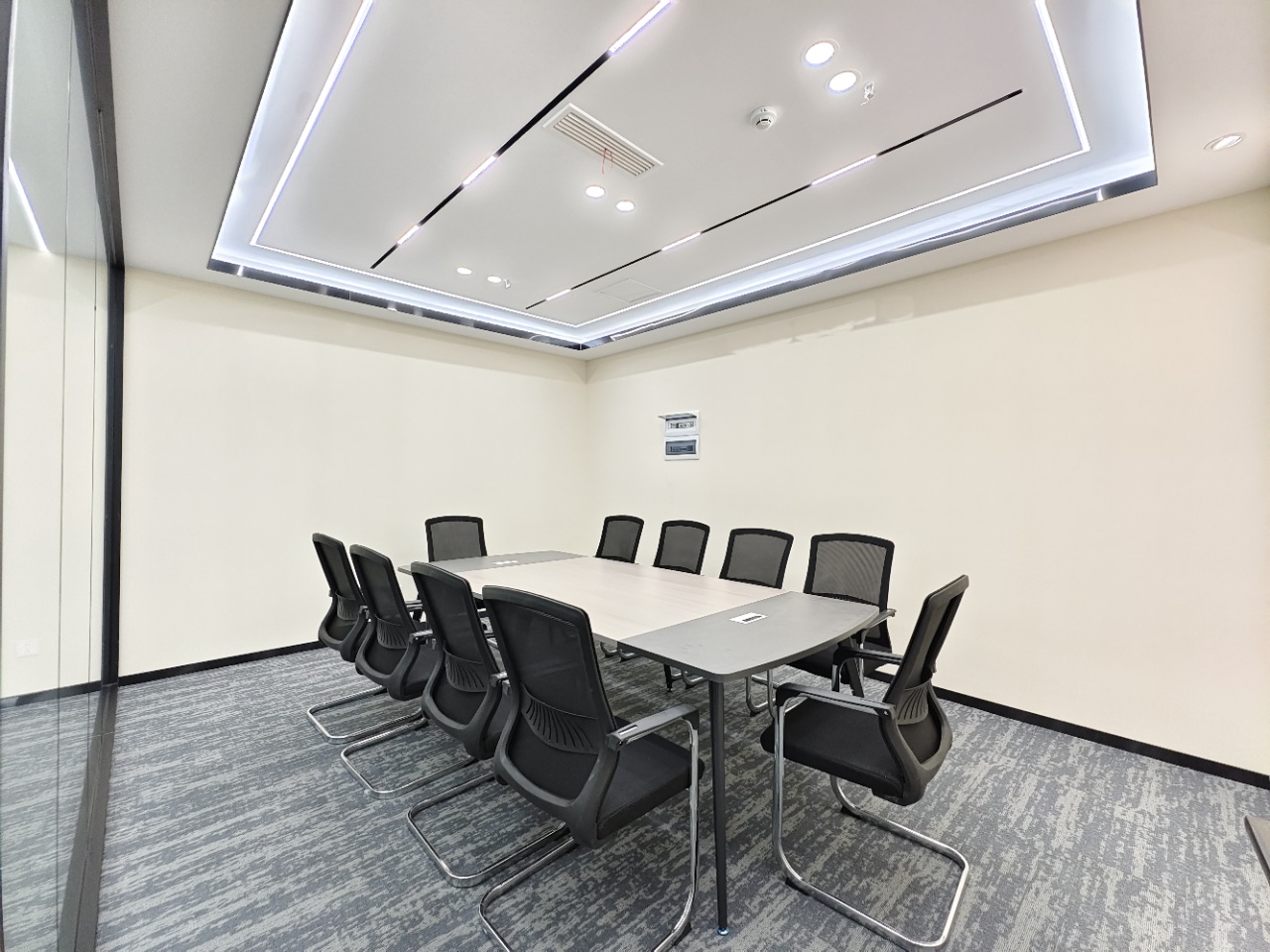 天府三街地铁口24小时空调楼盘 按套出租 5隔间30工位 双面采光老板间视野巴适 新希望国际办公室出租