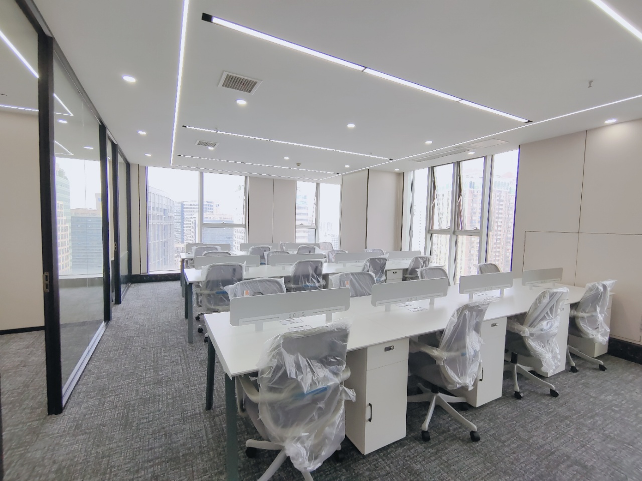 骡马市双线交汇 精装双面采光户型 方正 按套出租 3隔间23工位 近地铁 泰业城中城办公室出租