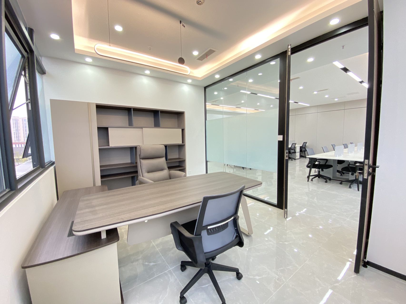 青羊区蔡桥地铁 服务面积257㎡ 4隔间120工位 拎包入住 户型方正 绿地跨贸港 成都办公室出租