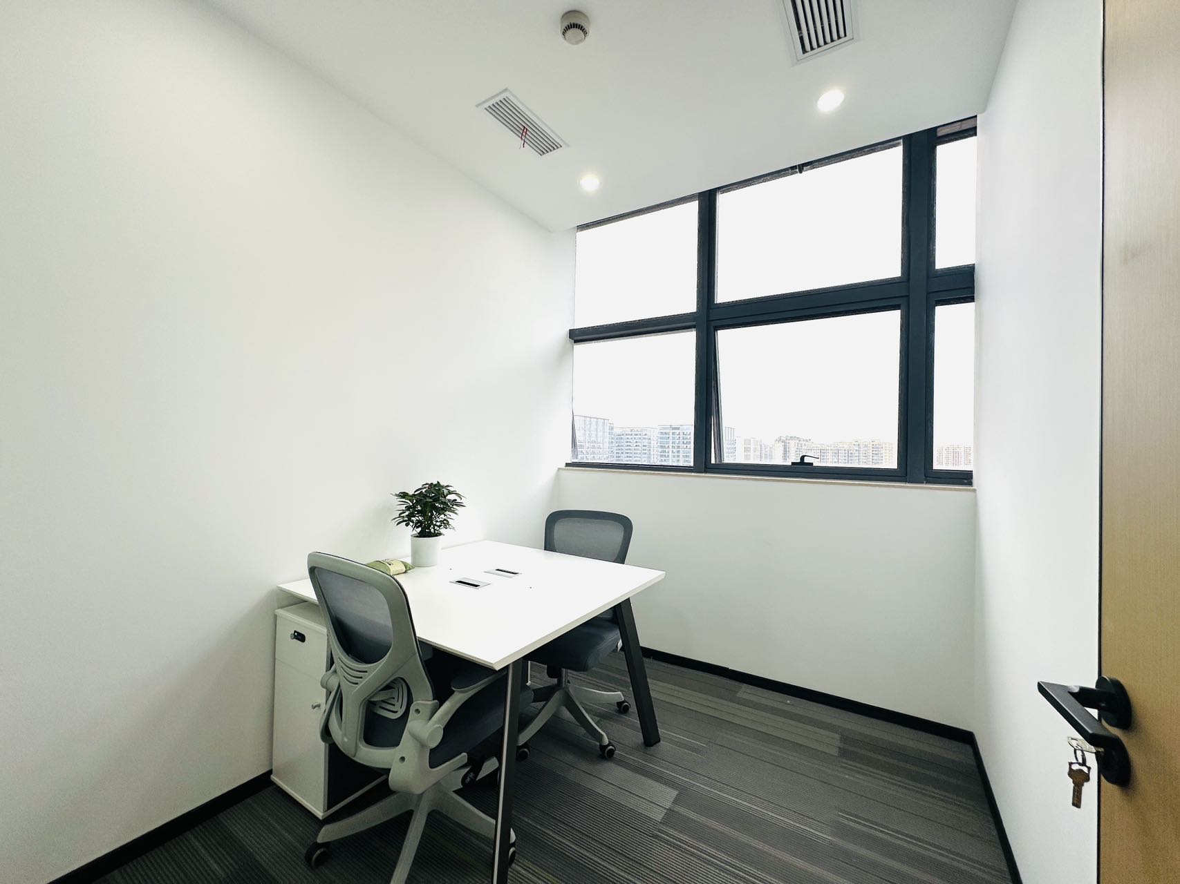 武侯区武青南路地铁四五百米 235平方 5隔间21工位 双面采光 户型反正 神州智慧天地办公室出租