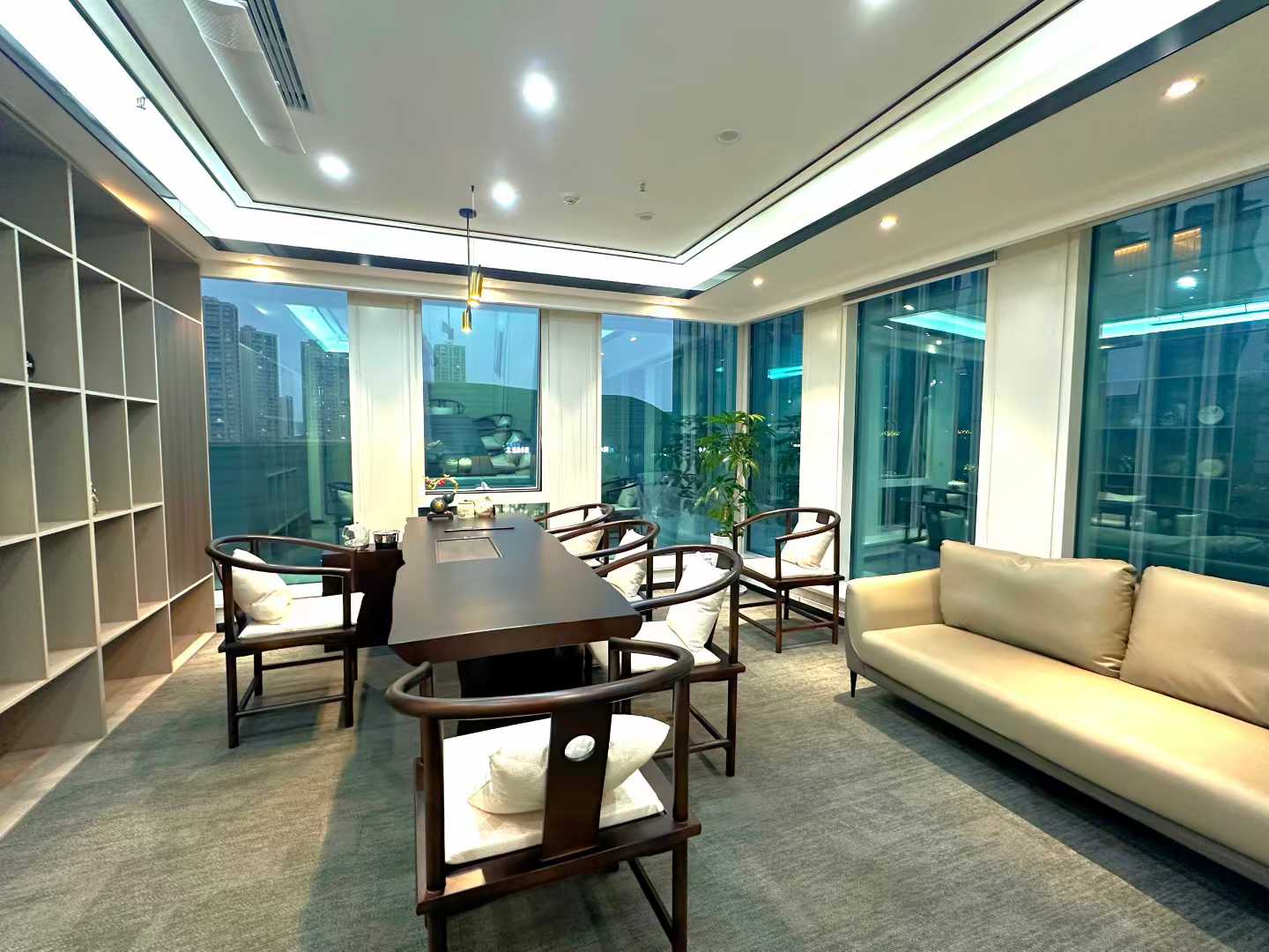 南门紧邻高新 属于锦江区 9号线芯岛地铁几百米 6隔间20工位 三面采光 看江 复地金融岛办公室出租