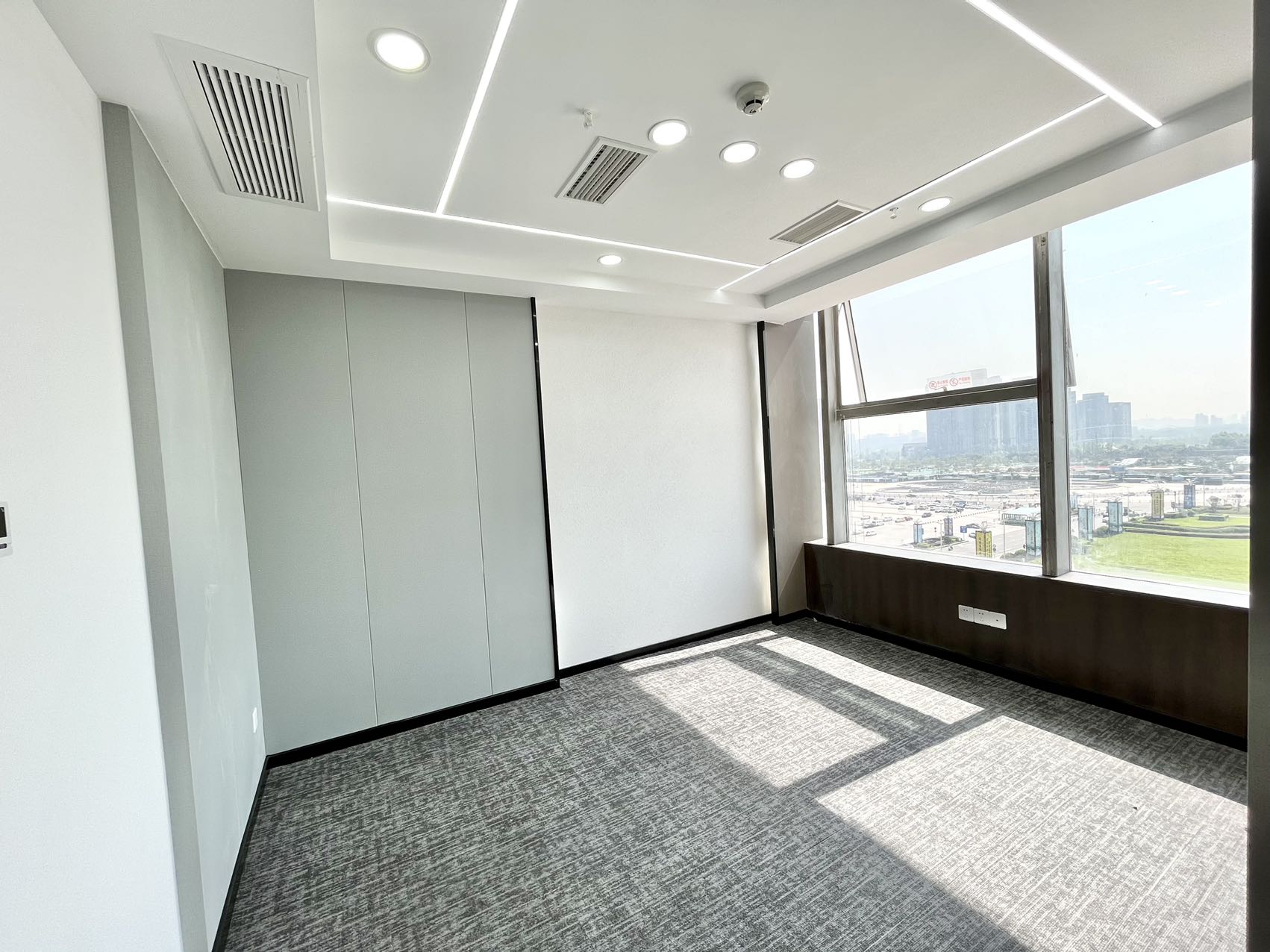 环球中心东区跃层 单层290平 6隔间58工位 利用率高 新装修 户型方正 精装带家具