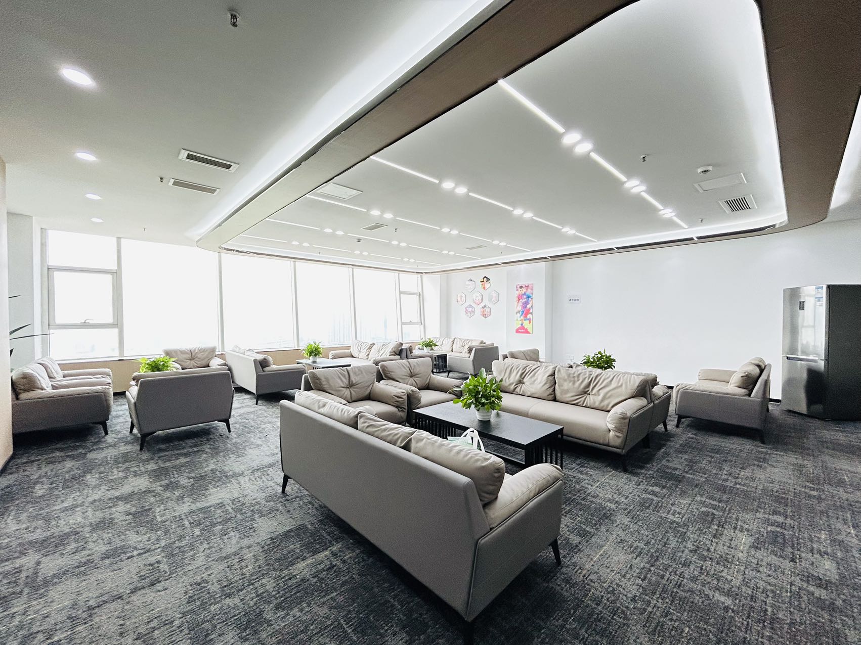 环球中心地铁口高区精装房源 视野非常安逸 按套出租 7隔间20工位 报价含物业费 环球中心办公室出租