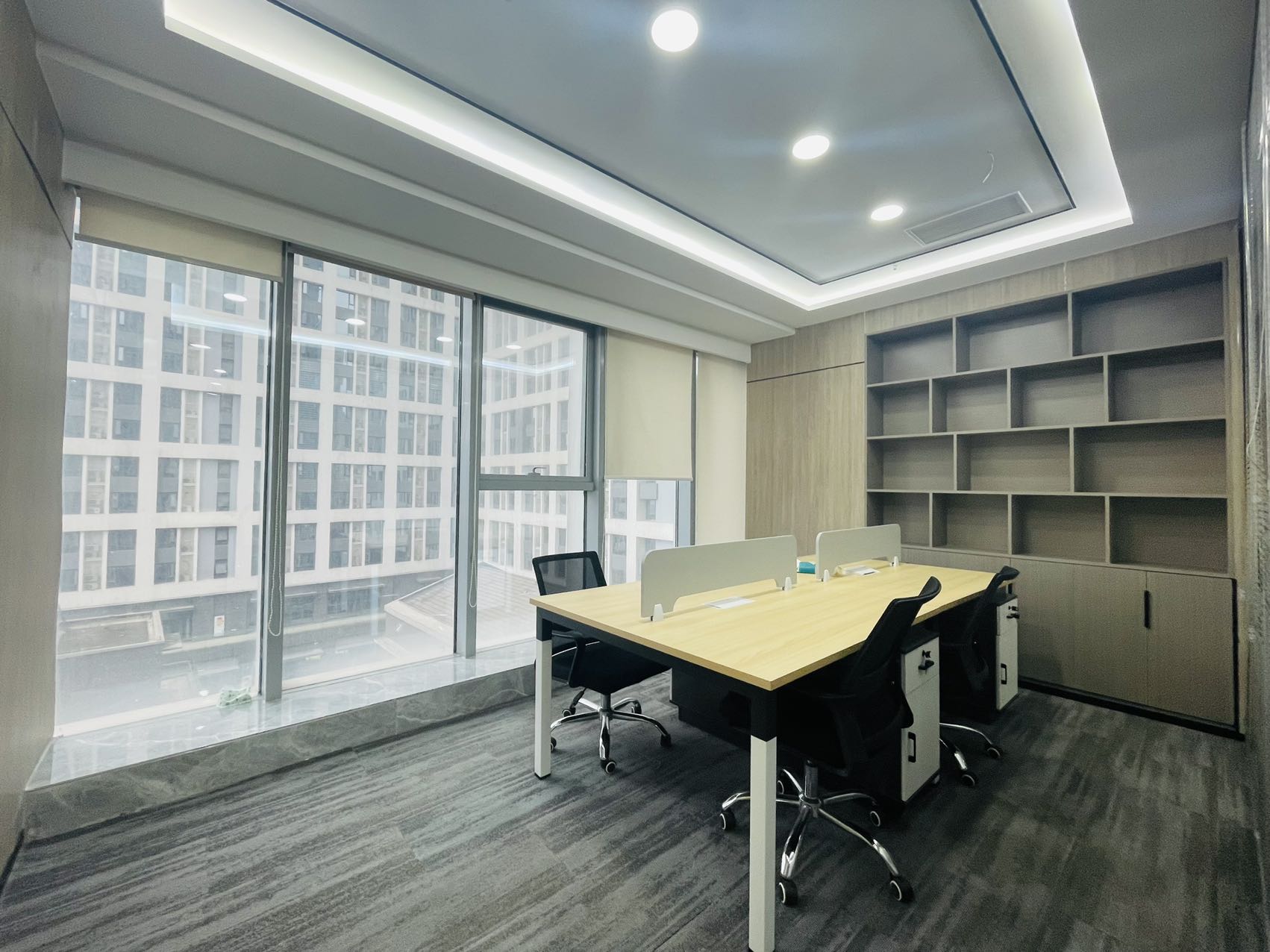 火车东站甲级楼盘 232平方 3隔间24工位 精装带家具 双地铁 交通方便 中环国际办公室出租