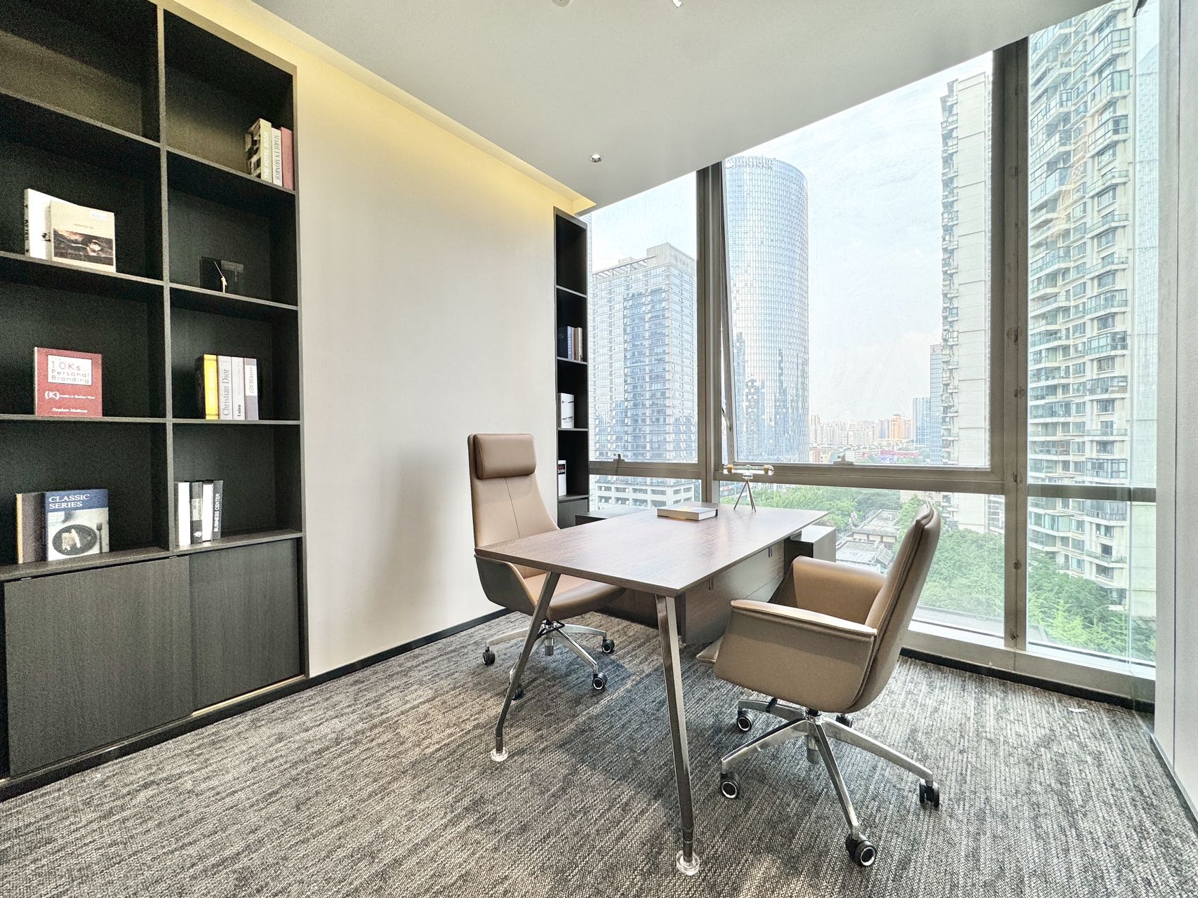 市中心东门大桥地铁口 套租 5隔间24工位 电梯口旁边 装修新颖 采光视野好 时代1/8号办公室出租