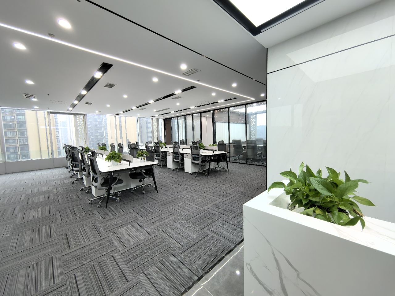 金融城甲级三面采光优质户型 308平方4隔间1会议室36工位 精装带家具 采光非常巴适 中航国际广场办公室出租