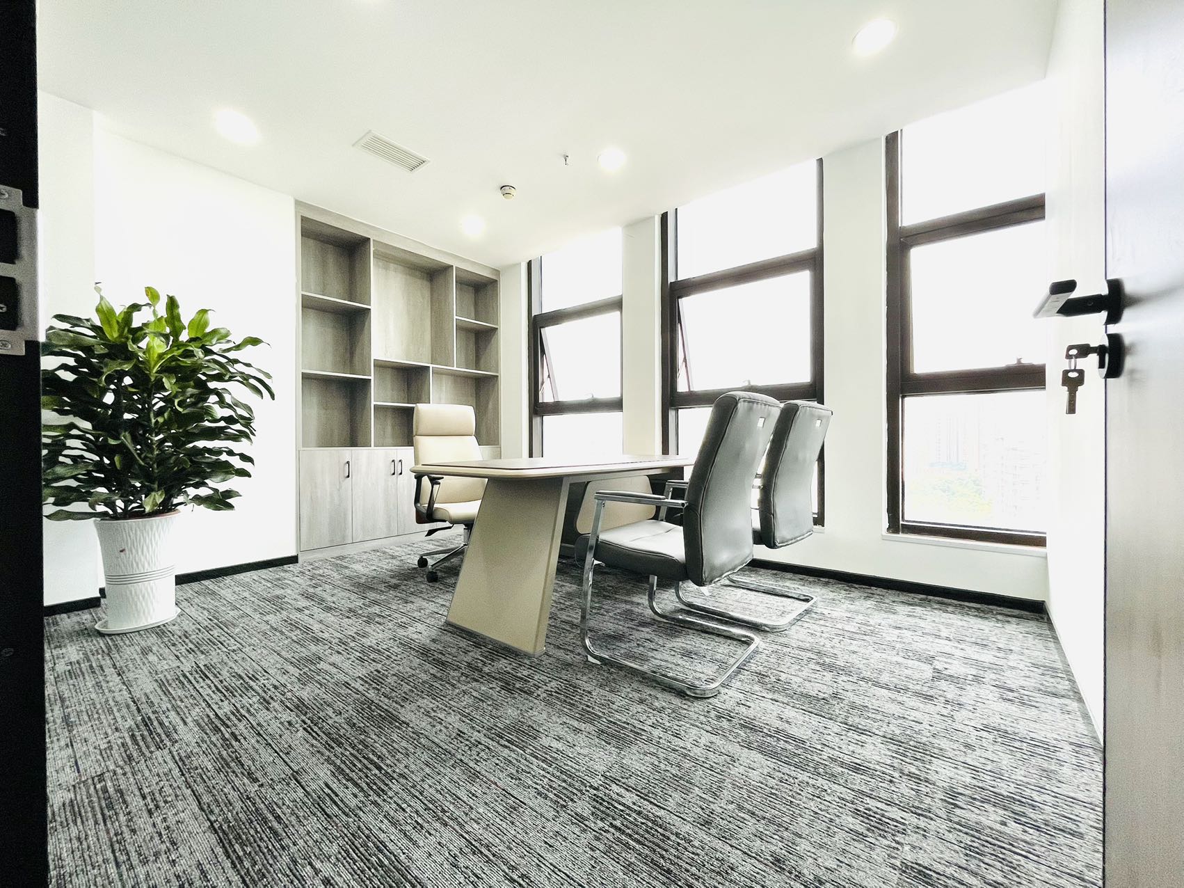 孵化园地铁四百米 380平 6隔间24工位 大老板间会议室 西南双面采光 视野开阔 中航国际交流中心办公室出租