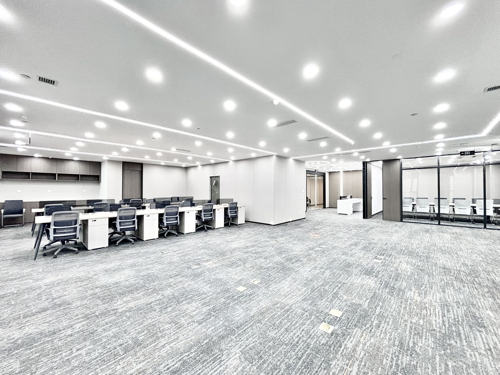 高新区核心地段世纪城地铁口 甲级楼宇 460平 7隔间50工位 电梯口双面采光 含物业费 东方希望天祥办公室出租