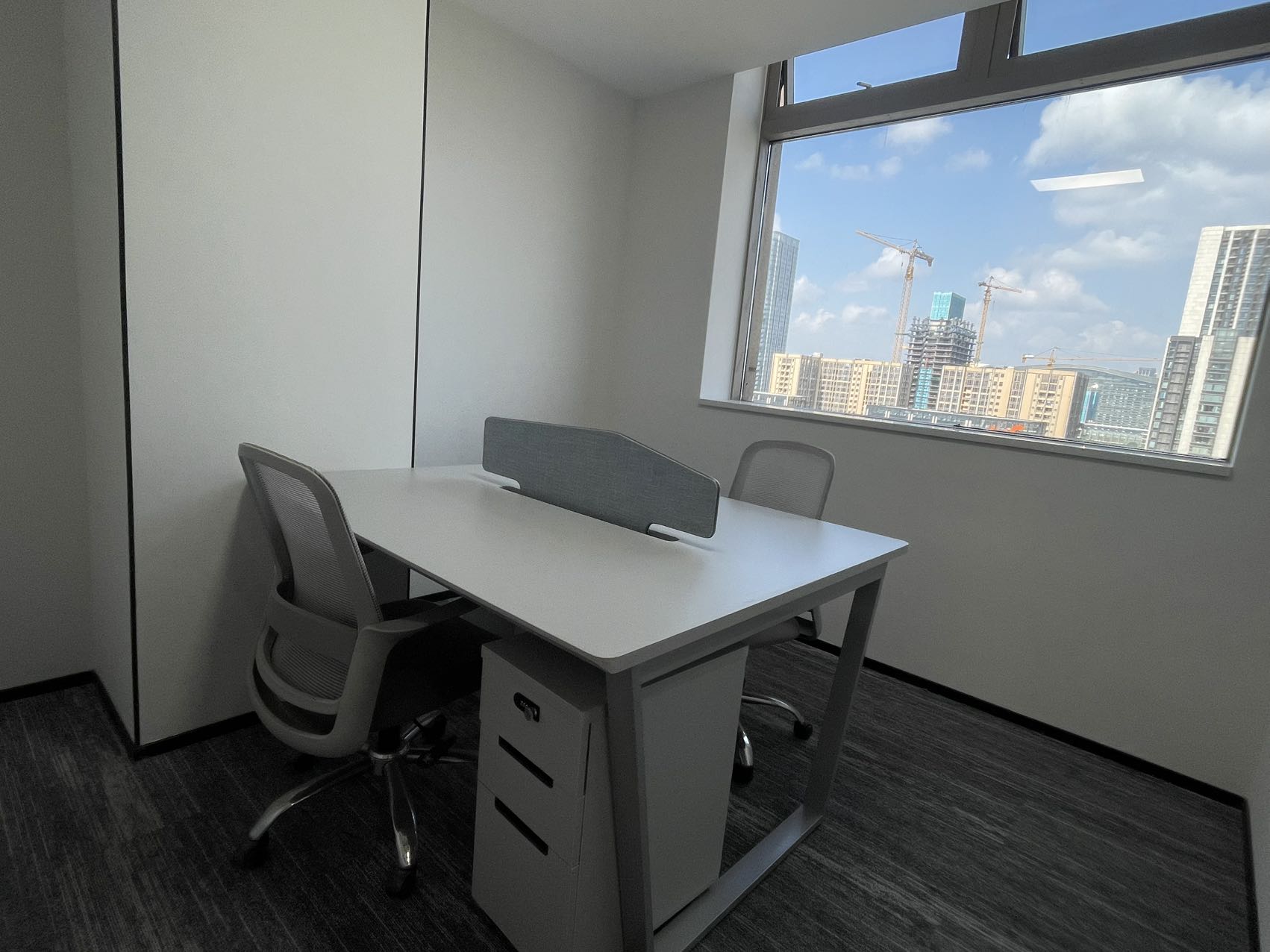 世纪城好房推荐 167平方 3隔间18工位 升级装修 户型方正 首东置业办公室出租