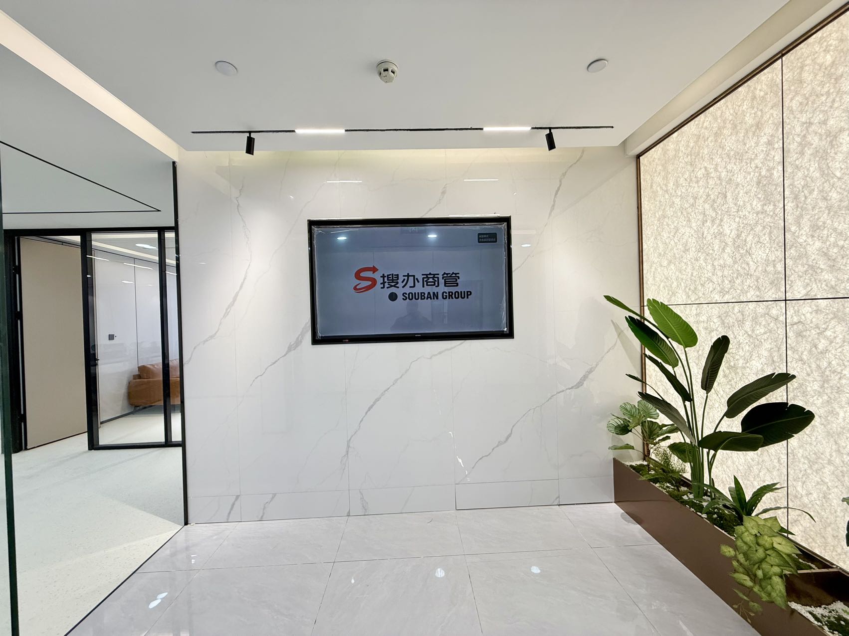 6号线金石路地铁口 整层打造 315平方 5隔间32工位 24小时空调 地铁口 新希望中鼎办公室出租