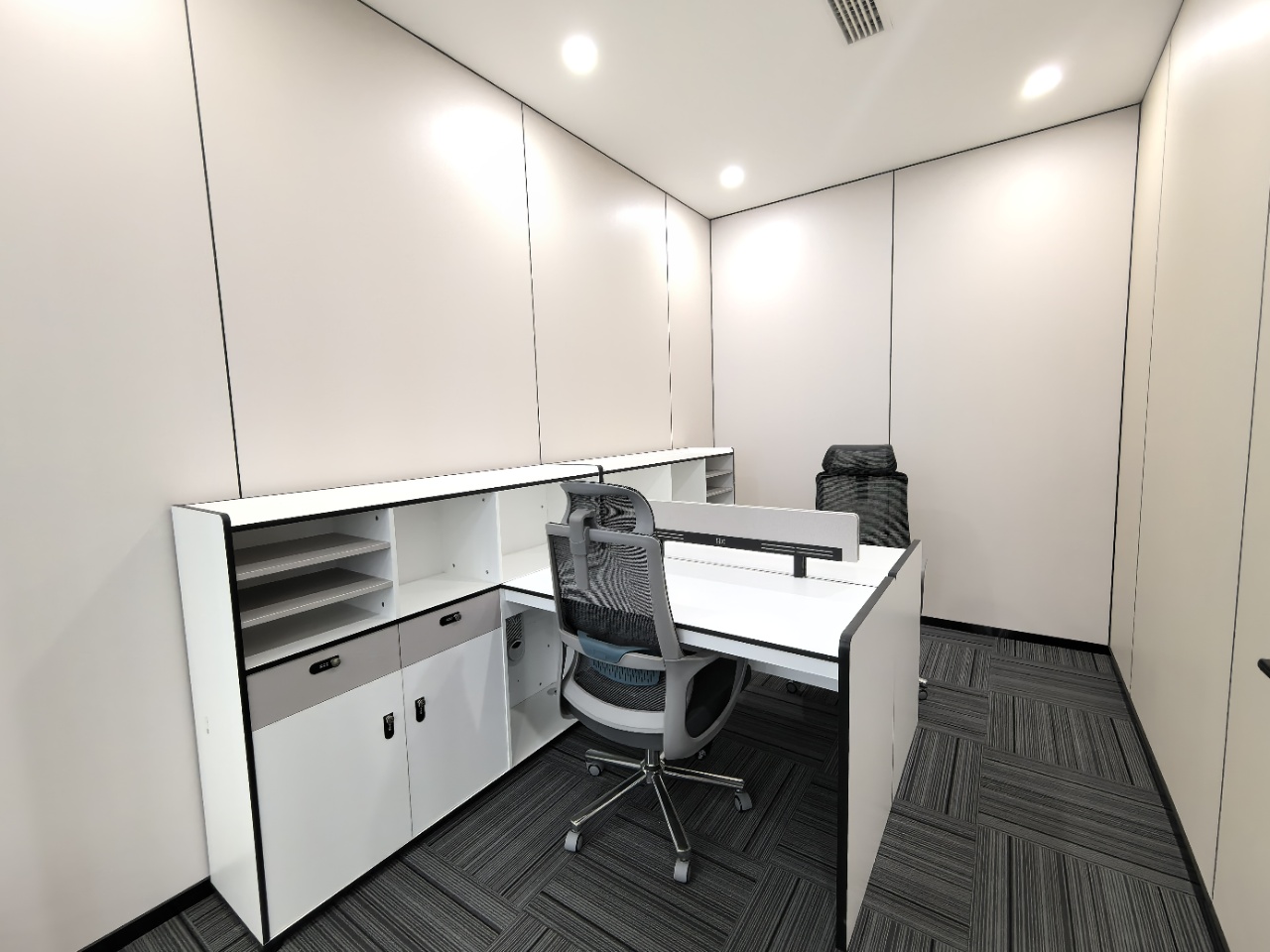 金融城甲级三面采光优质户型 308平方4隔间1会议室36工位 精装带家具 采光非常巴适 中航国际广场办公室出租