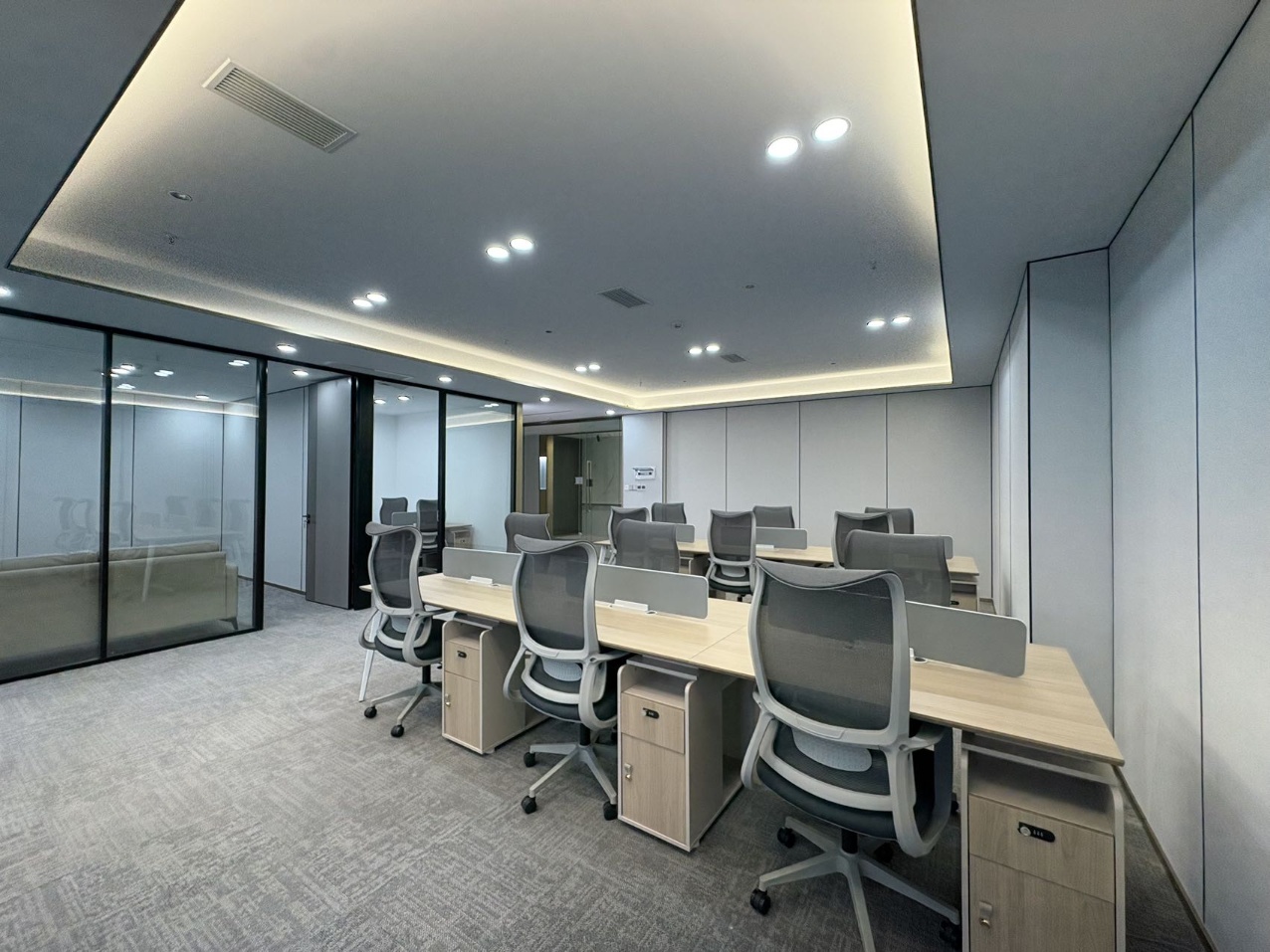 锦江区金石路附近 精装220平4隔间16工位 大小面积都有 物业含空调能耗 世纪广场办公室出租