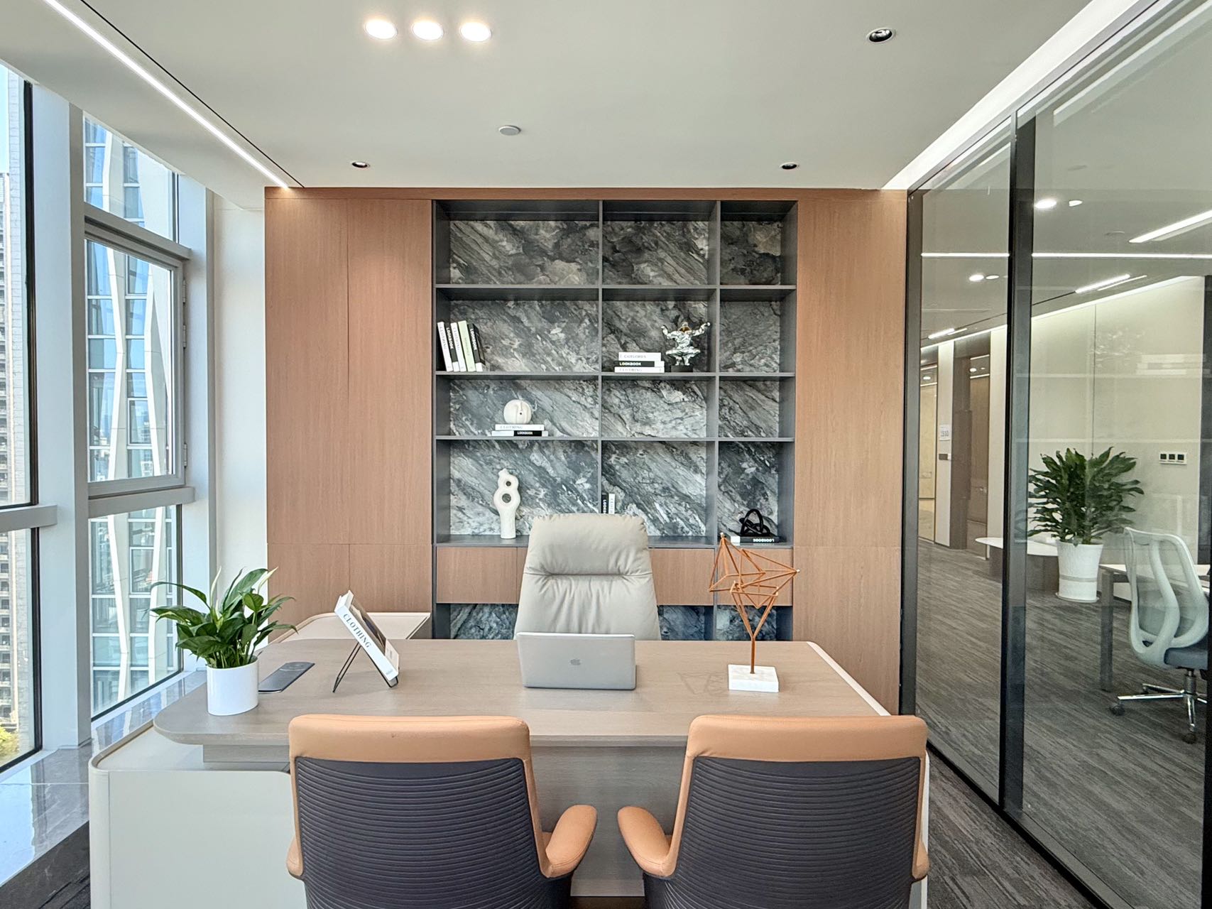 市中心市二医院地铁口精装现房 全套家具家私 356平 5隔间30工位 端头双面采光  中朗157数智大厦办公室出租