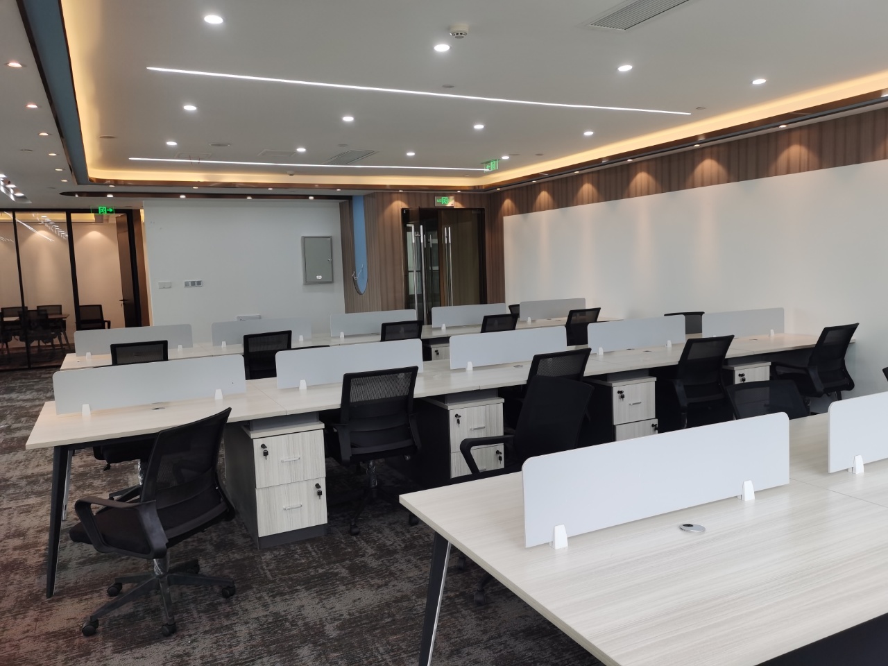 东郊记忆超甲楼宇 244平方 5隔间30多工位 近地铁 24小时空调 带家具 万科天荟大厦办公室出租