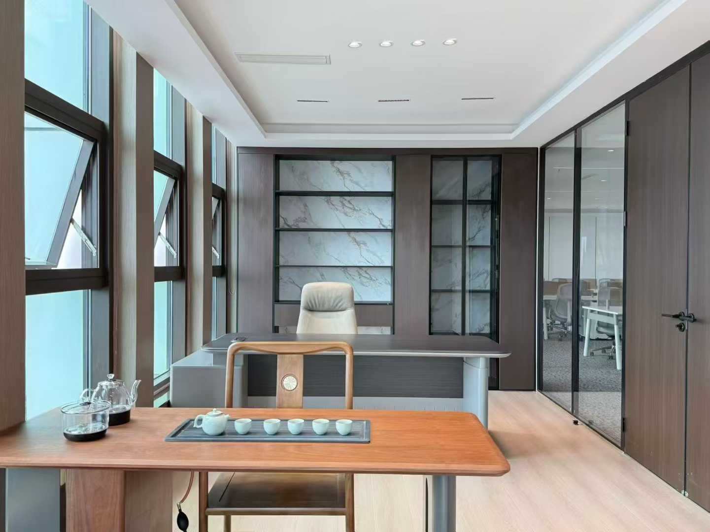 高新区孵化园核心CBD精致户型出租 338平 5隔间28工位 电梯口 大气前台 接待办公两不误 中航国际交流中心办公室出租