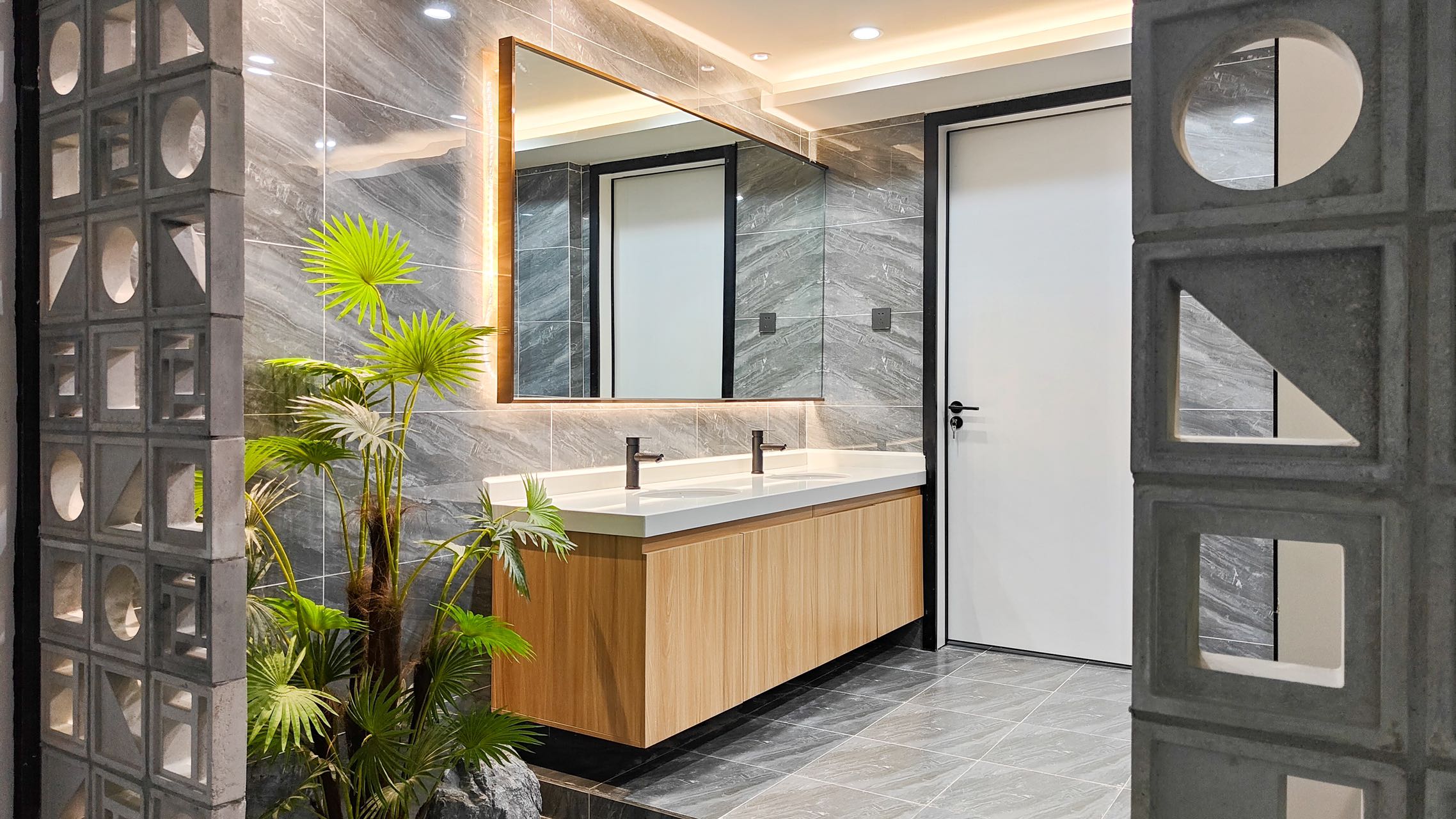 9号线芯岛地铁几百米 双面采光看江景 291平 6隔间24工位 无加时费 一梯一户静谧安逸  复地金融岛办公室出租