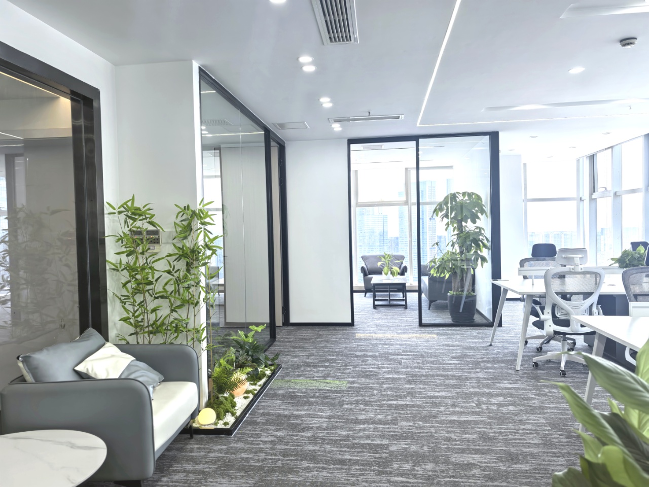 三街甲写精装双面采光 193平 4隔间20工位 现代极简风格 采光舒服 带家具大前台 香年广场办公室出租