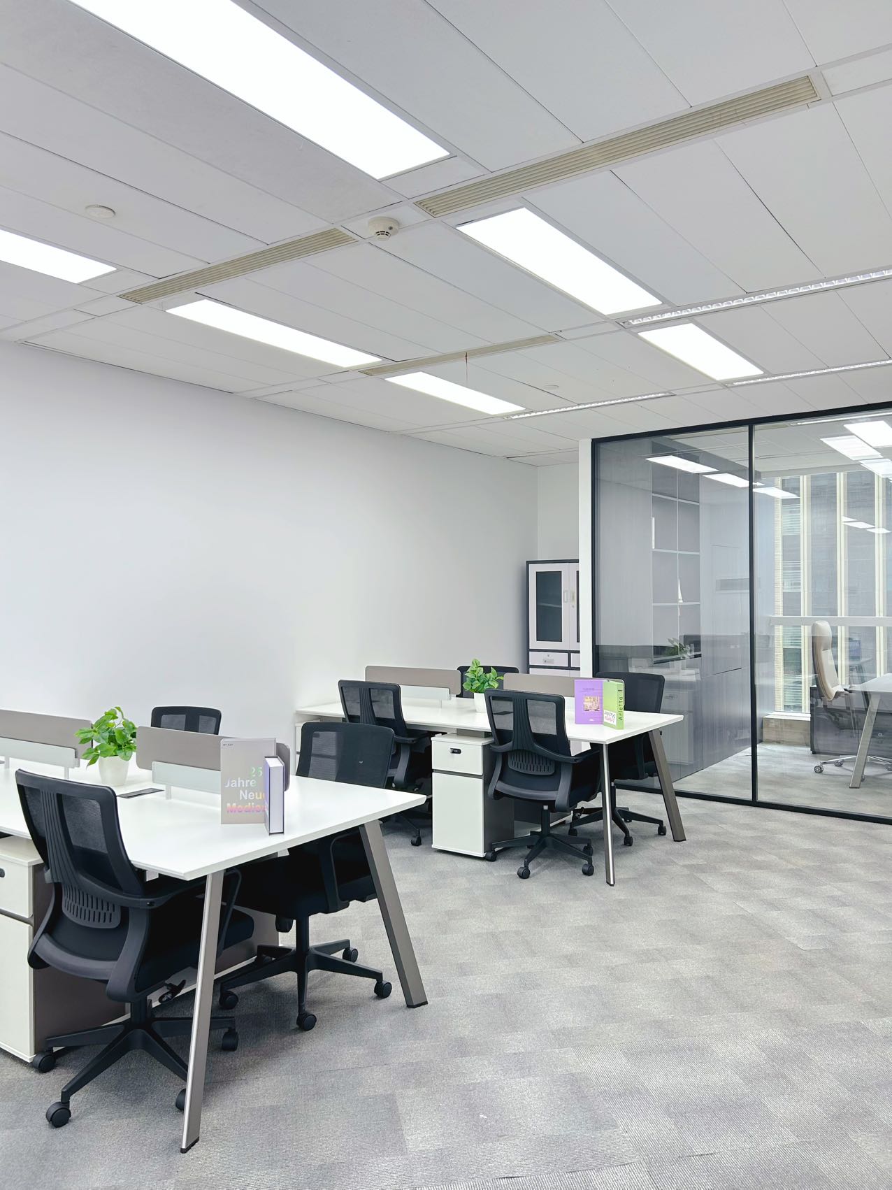 天府三街精选小面积出租 报价含物业费 超甲楼盘 1隔间12工位 报价含家具 欢迎咨询  希顿国际办公室出租