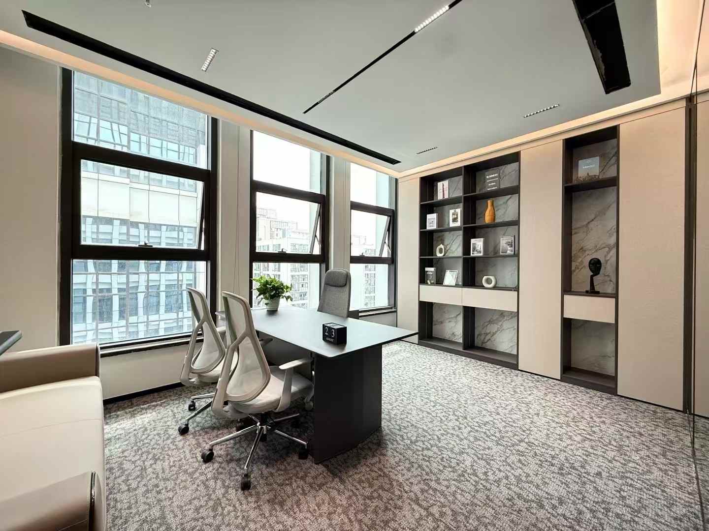 孵化园/金融城稀缺创业办事处小面积 按套出租 2隔间6工位 24小时空调 户型方正 中航国际交流中心办公室出租