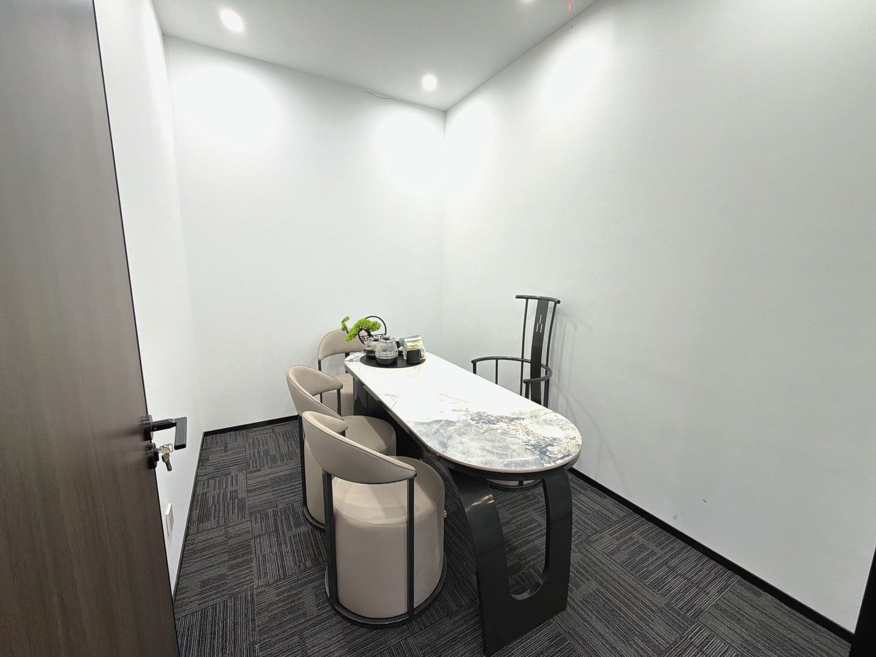 天府二街超甲楼盘 182平 4隔间18工位 产权出租 双面采光 品质楼盘 精装带家具 领地环球办公室出租